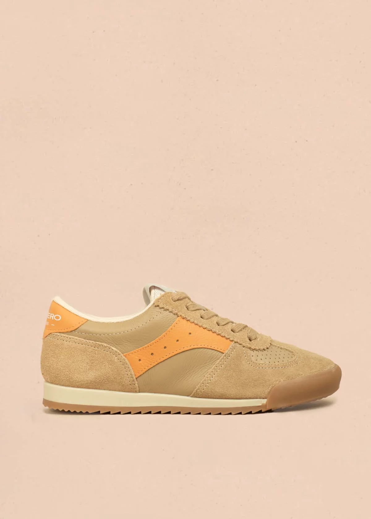 Tenis casuales en cuero color canela con detalles en naranja 105977