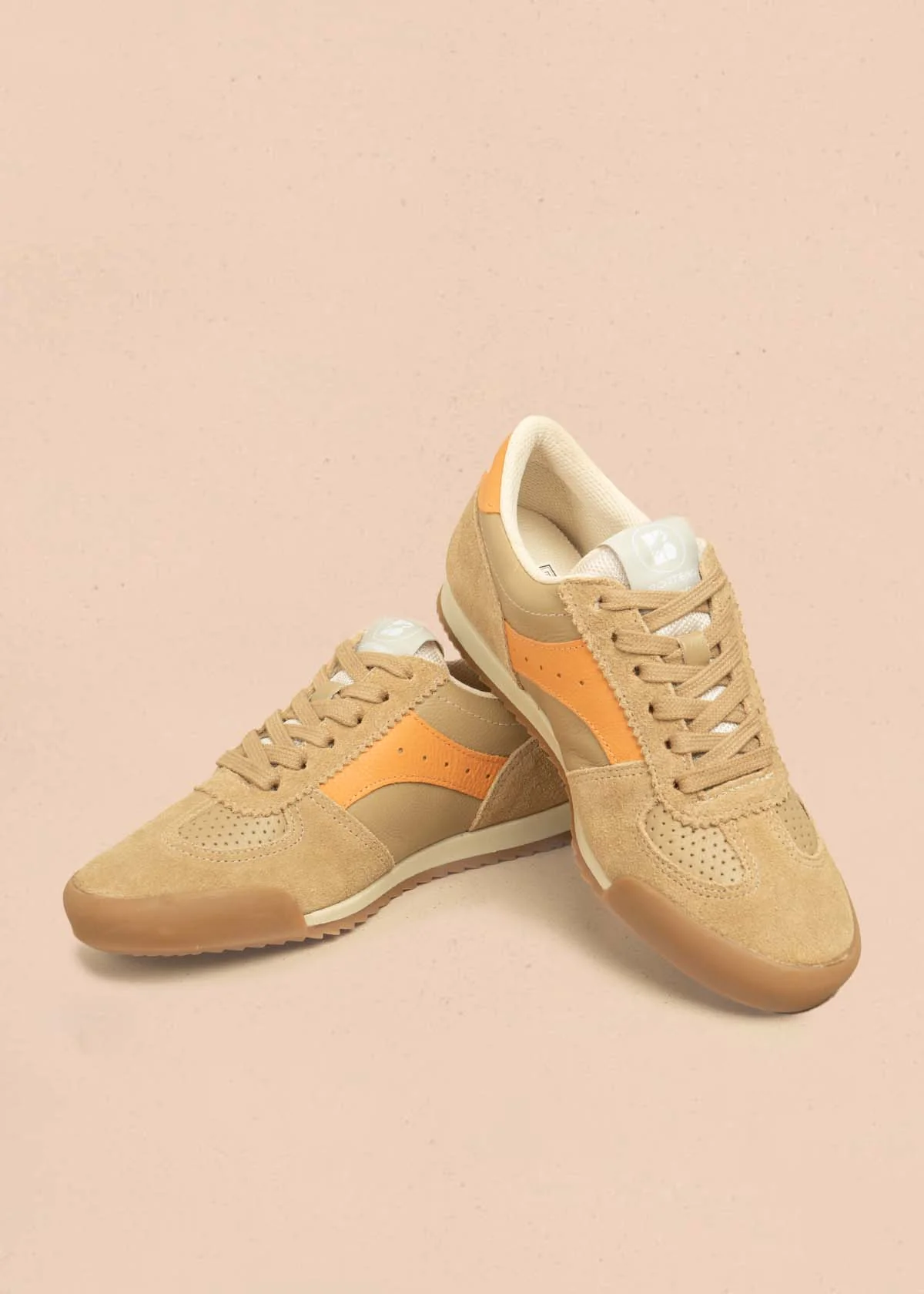 Tenis casuales en cuero color canela con detalles en naranja 105977 - Image 2