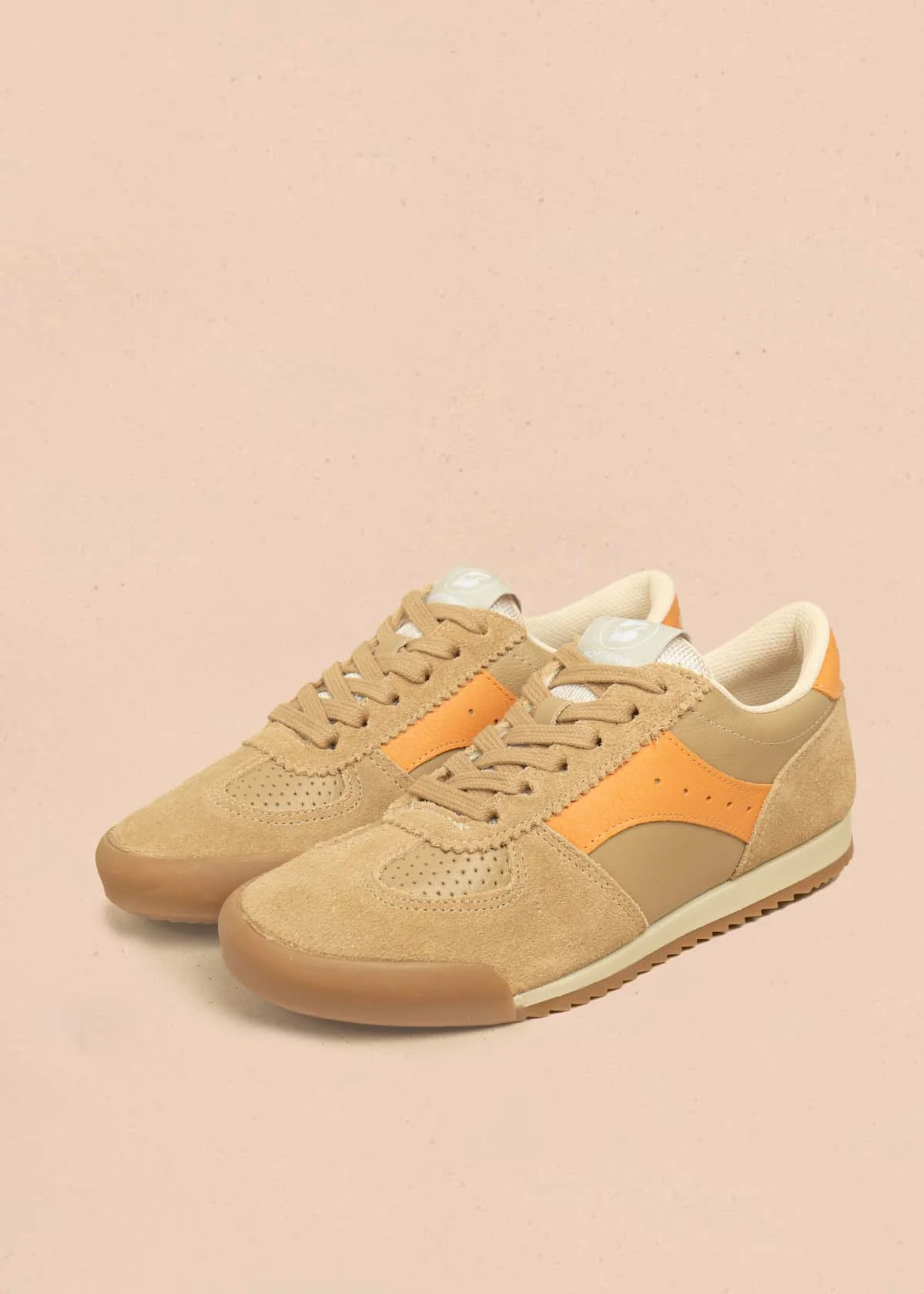 Tenis casuales en cuero color canela con detalles en naranja 105977 - Image 3