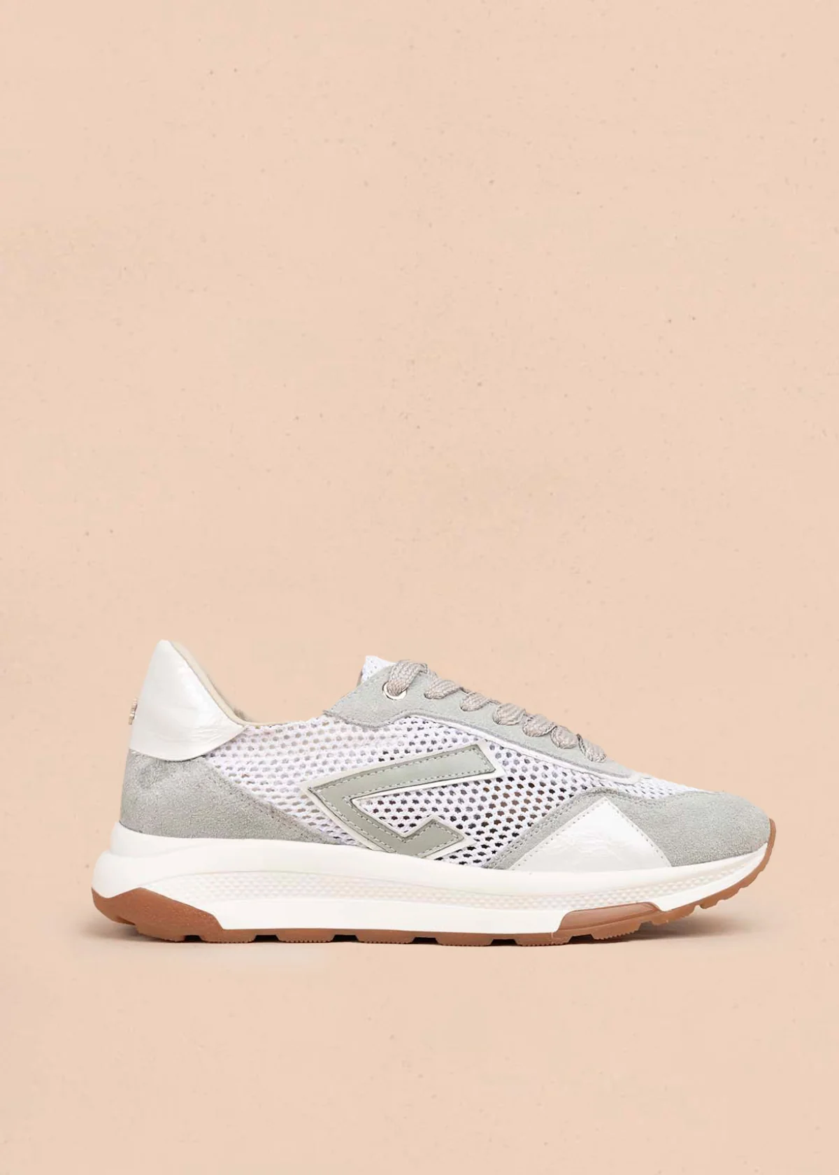 tenis casuales en cuero color gris con diseño en malla 106024