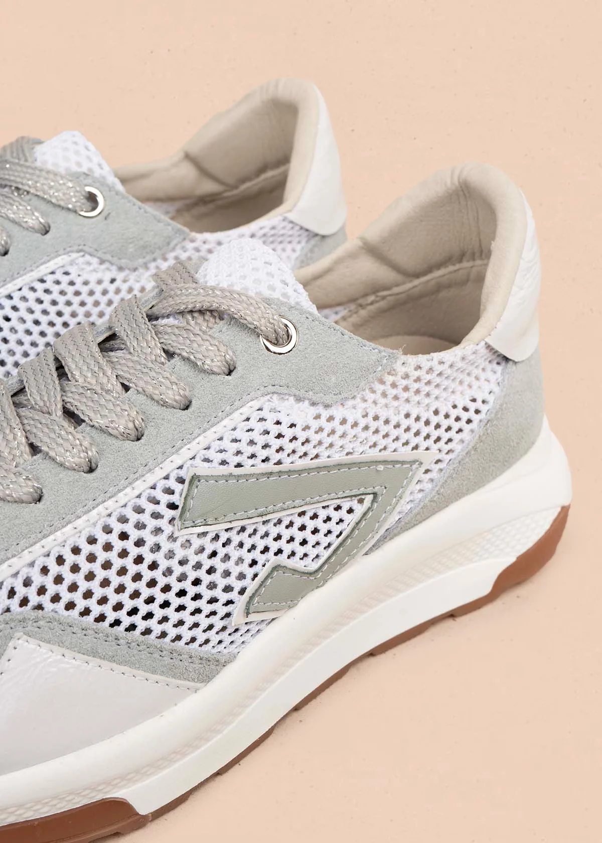 tenis casuales en cuero color gris con diseño en malla 106024 - Image 3