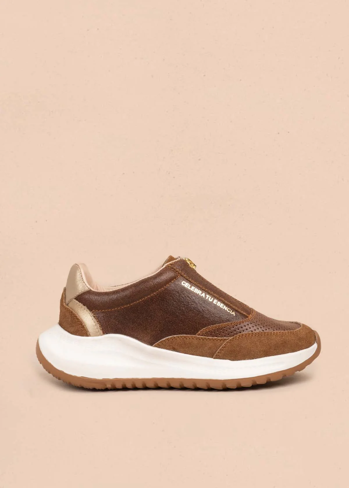 Tenis casuales en cuero color miel con cierre frontal 105917