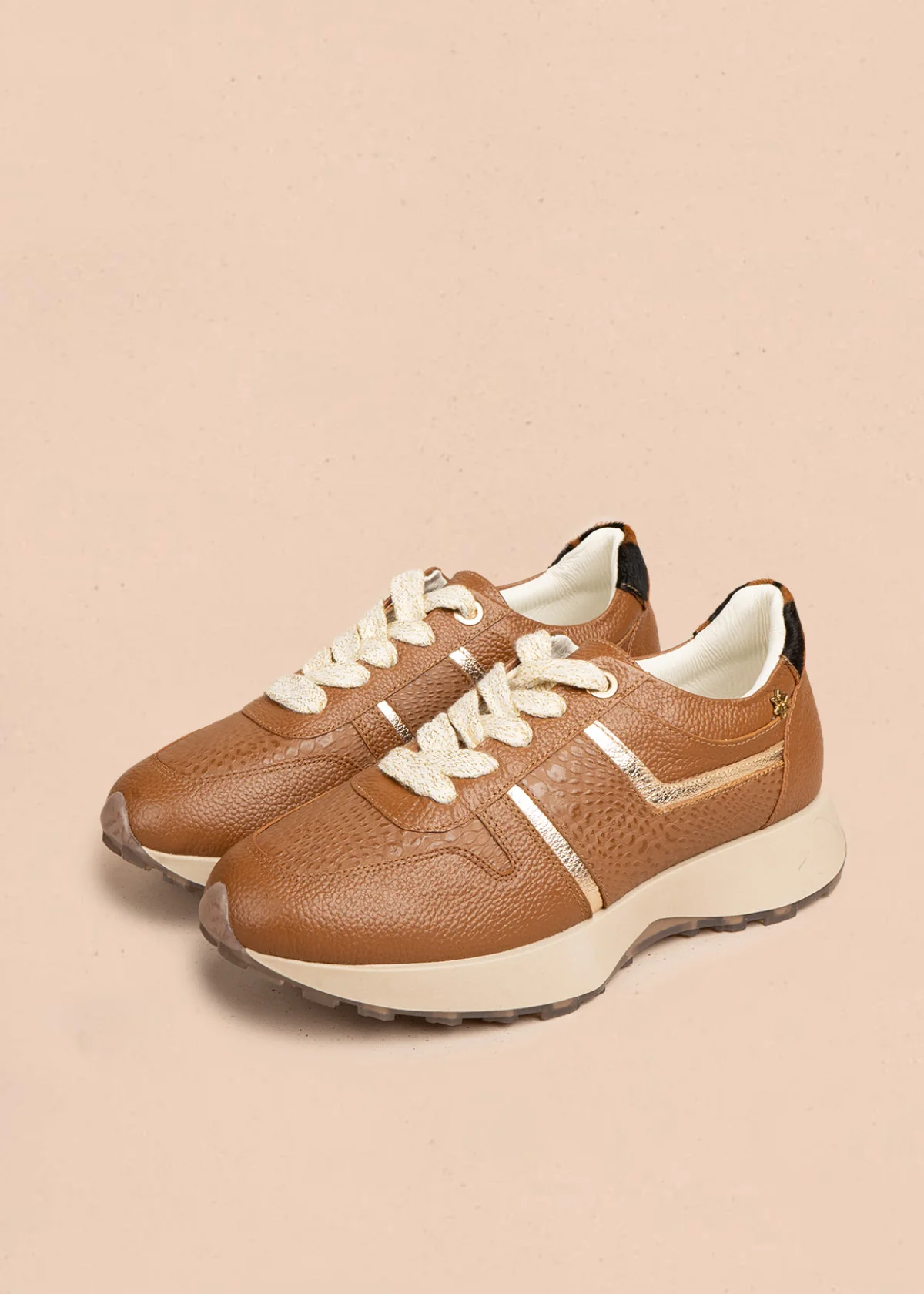 Tenis casuales en cuero color miel con animal print y cordones metálicos 106494 - Image 3