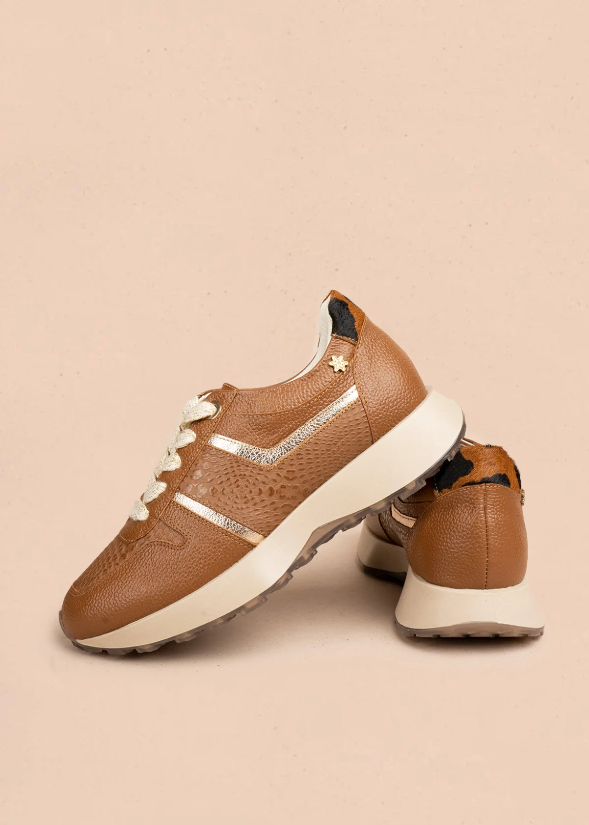 Tenis casuales en cuero color miel con animal print y cordones metálicos 106494 - Image 4