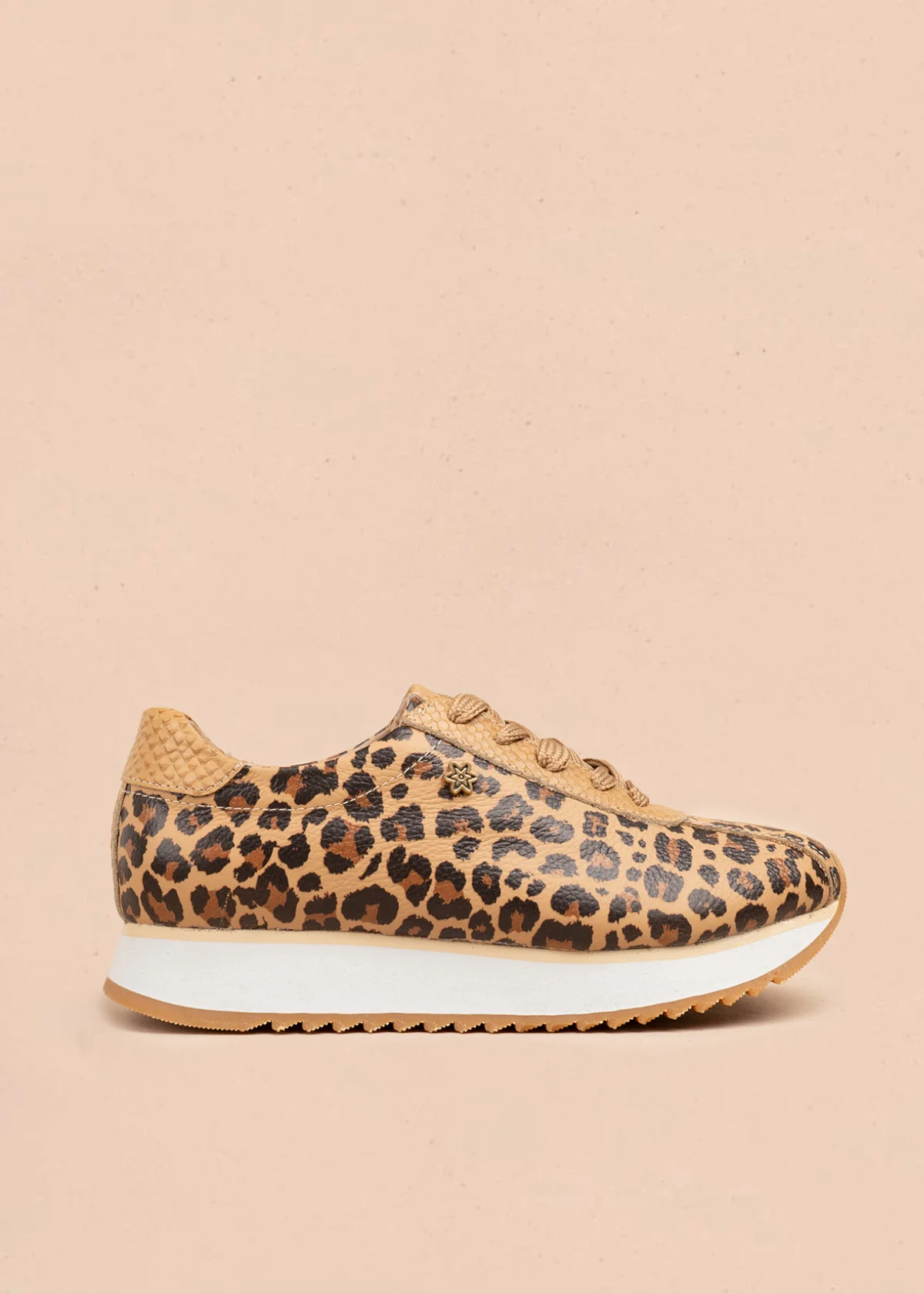 Tenis casuales en cuero color miel animal print 106587