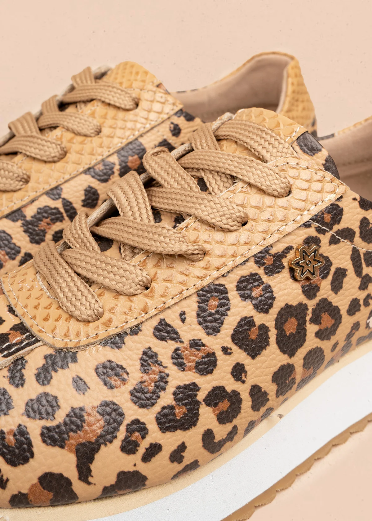 Tenis casuales en cuero color miel animal print 106587 - Image 4