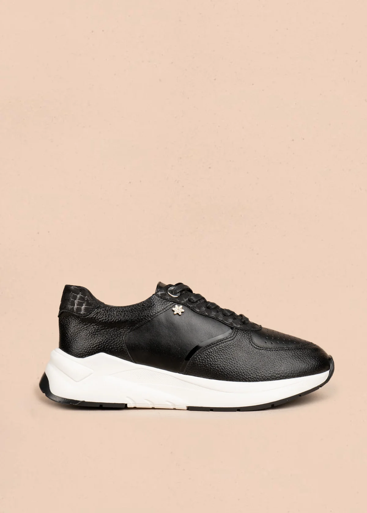 Tenis casuales en cuero color negro con perforaciones 106488