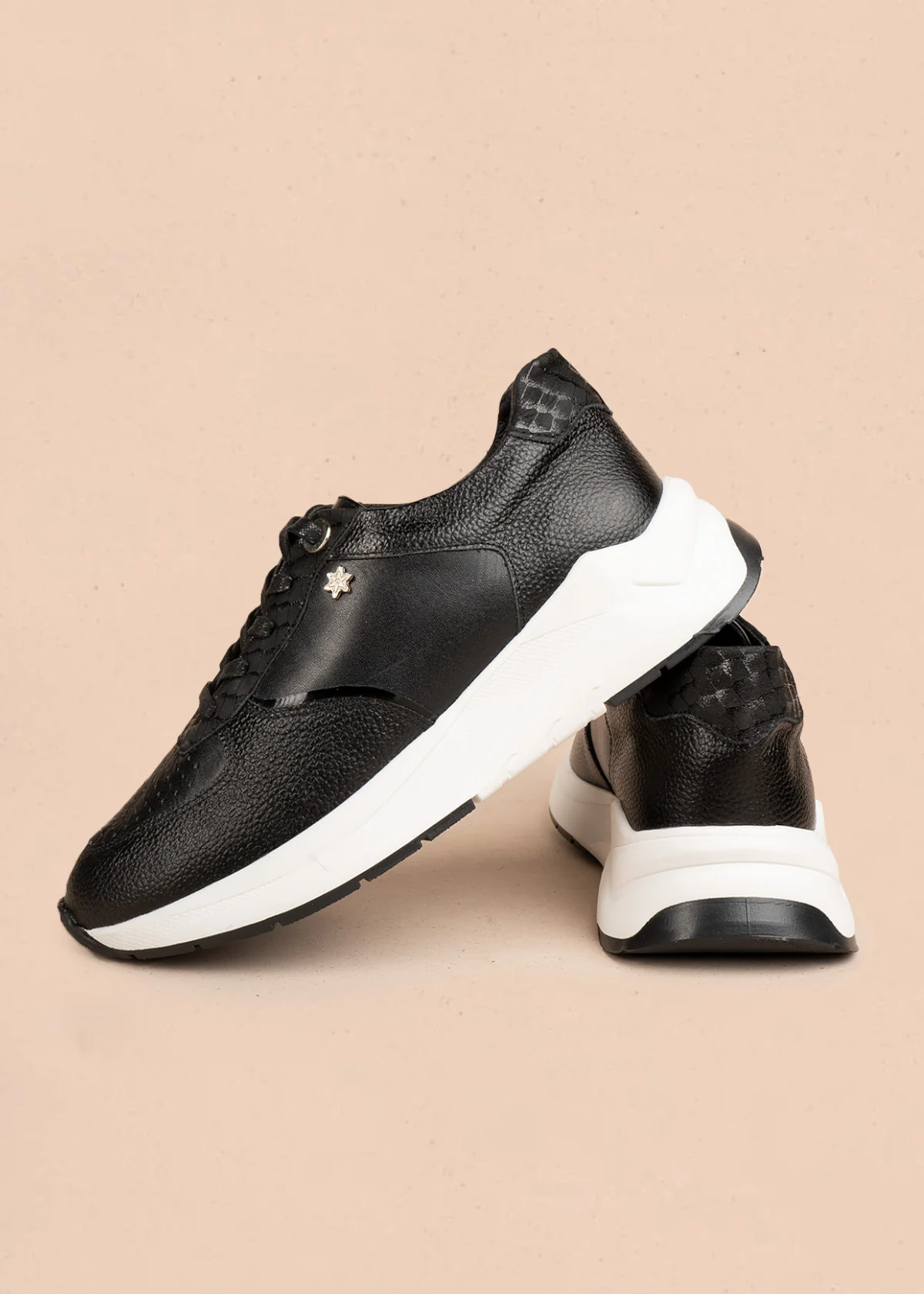 Tenis casuales en cuero color negro con perforaciones 106488 - Image 4