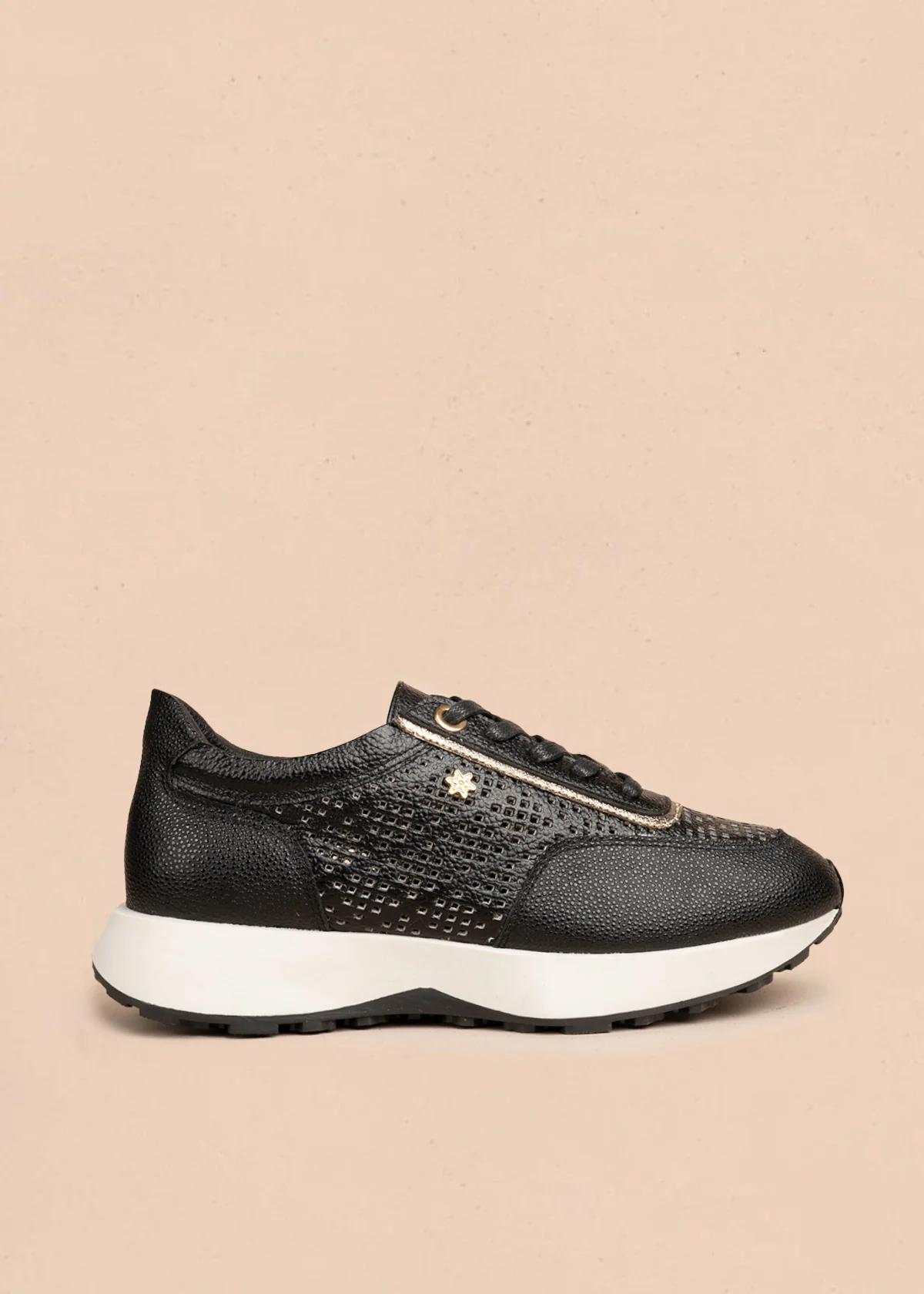 Tenis casuales en cuero color negro con perforaciones 106495