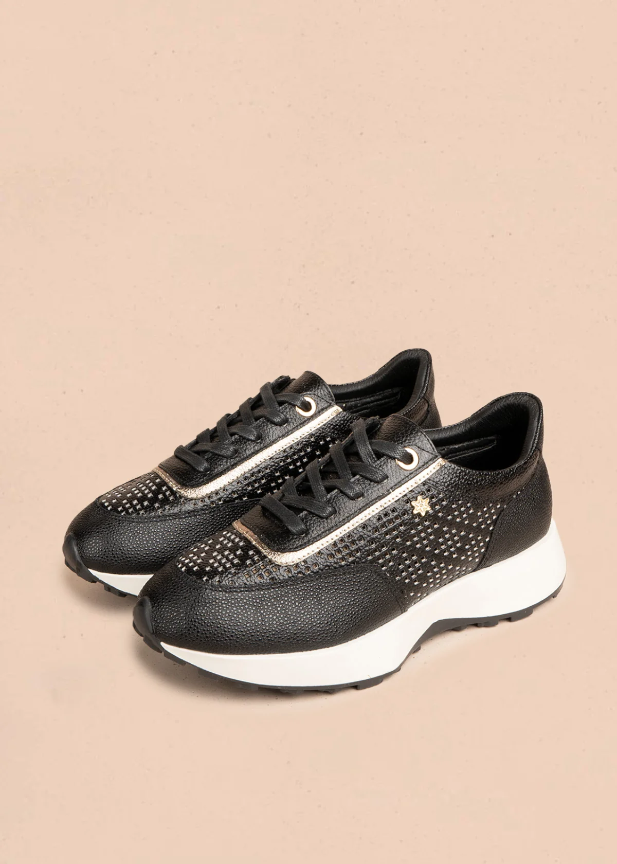 Tenis casuales en cuero color negro con perforaciones 106495 - Image 2