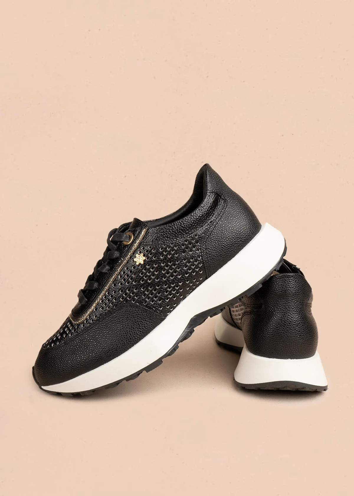 Tenis casuales en cuero color negro con perforaciones 106495 - Image 4
