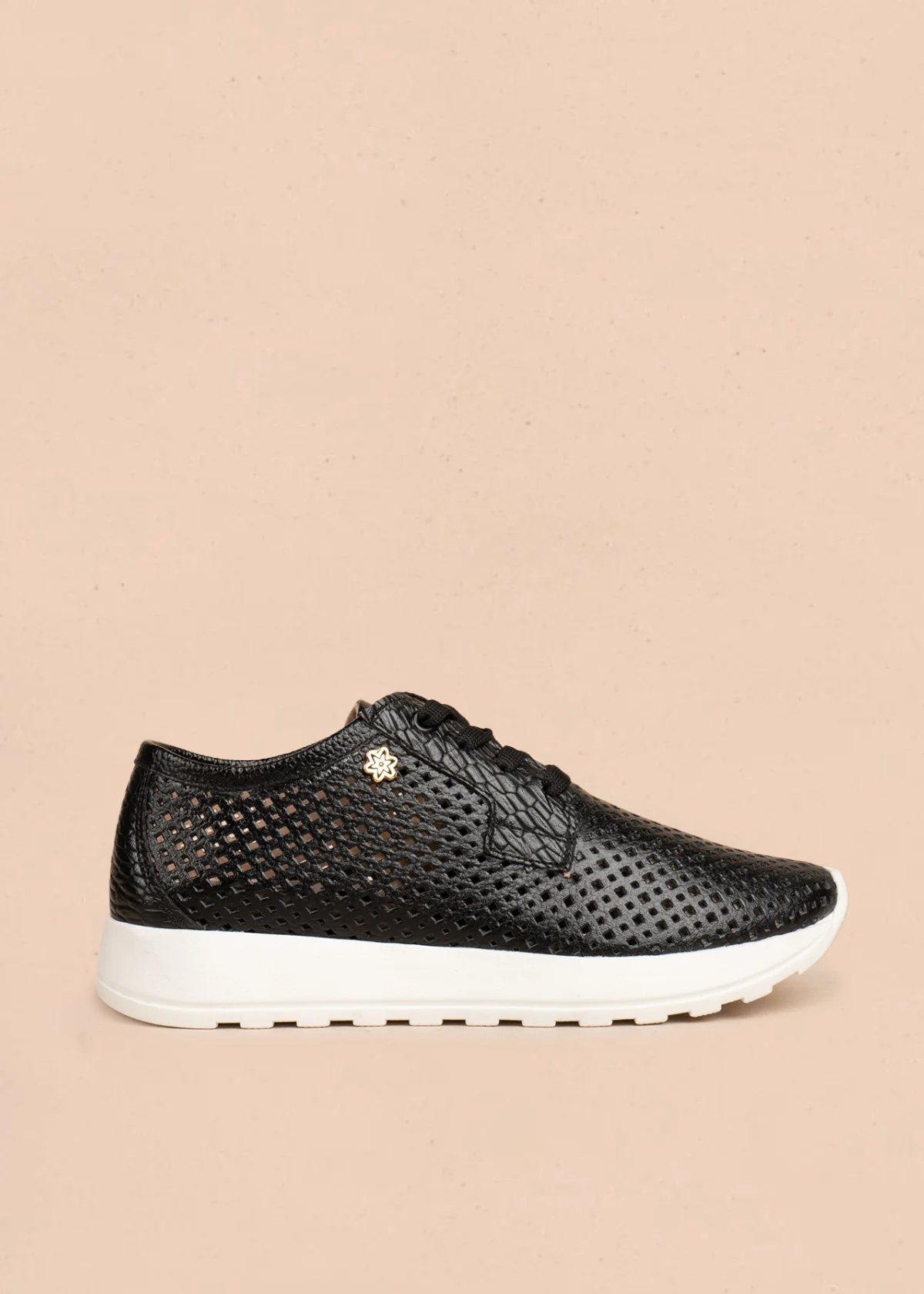 Tenis deportivos de cuero color negro con perforaciones 106555