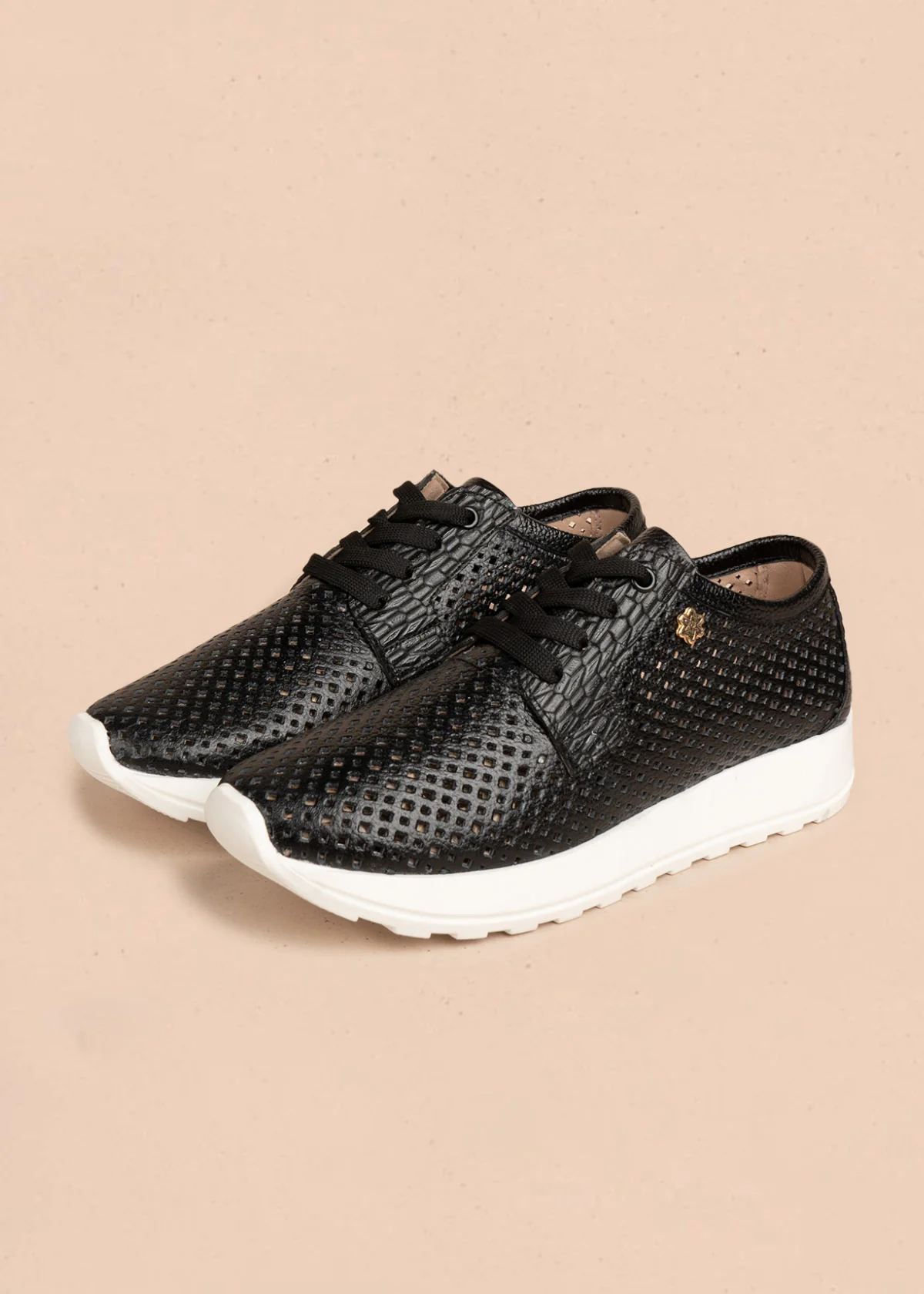 Tenis deportivos de cuero color negro con perforaciones 106555 - Image 2