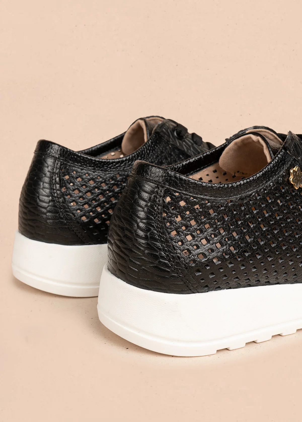 Tenis deportivos de cuero color negro con perforaciones 106555 - Image 3