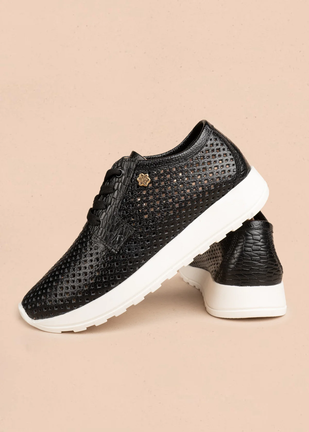 Tenis deportivos de cuero color negro con perforaciones 106555 - Image 4