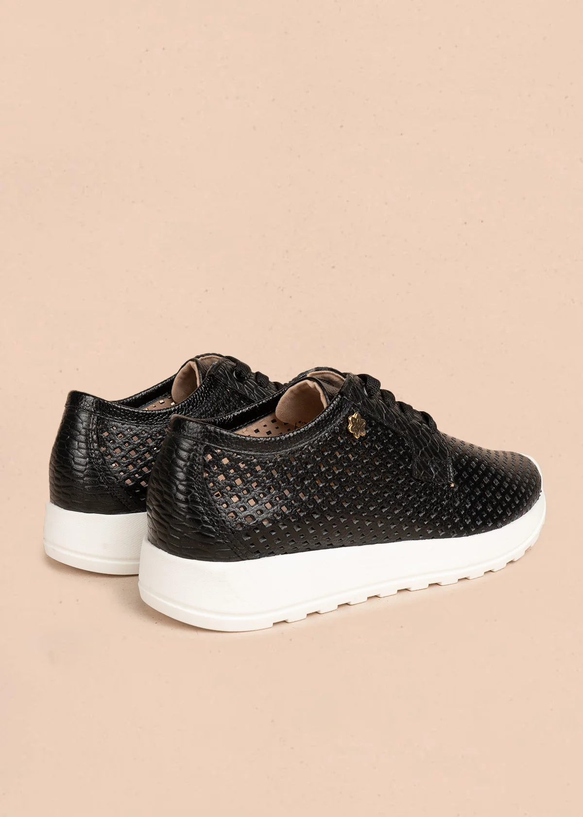 Tenis deportivos de cuero color negro con perforaciones 106555 - Image 5