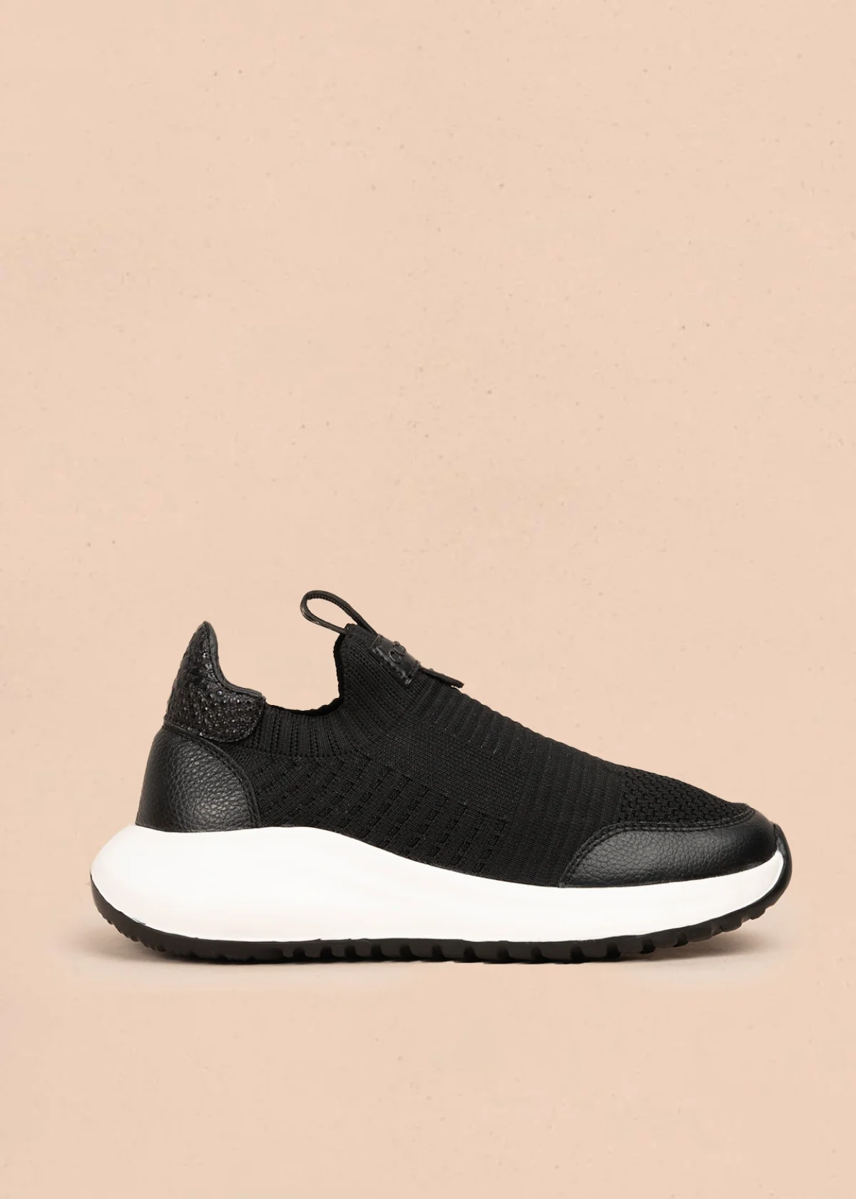 Tenis casuales en cuero color negro en malla  106114