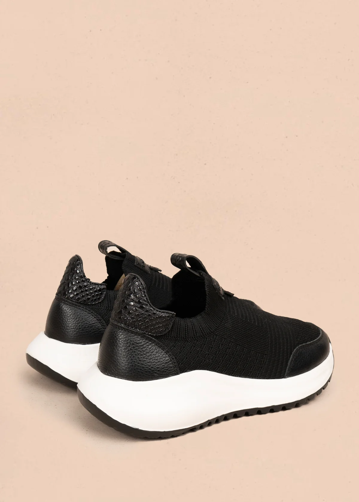 Tenis casuales en cuero color negro en malla  106114 - Image 3