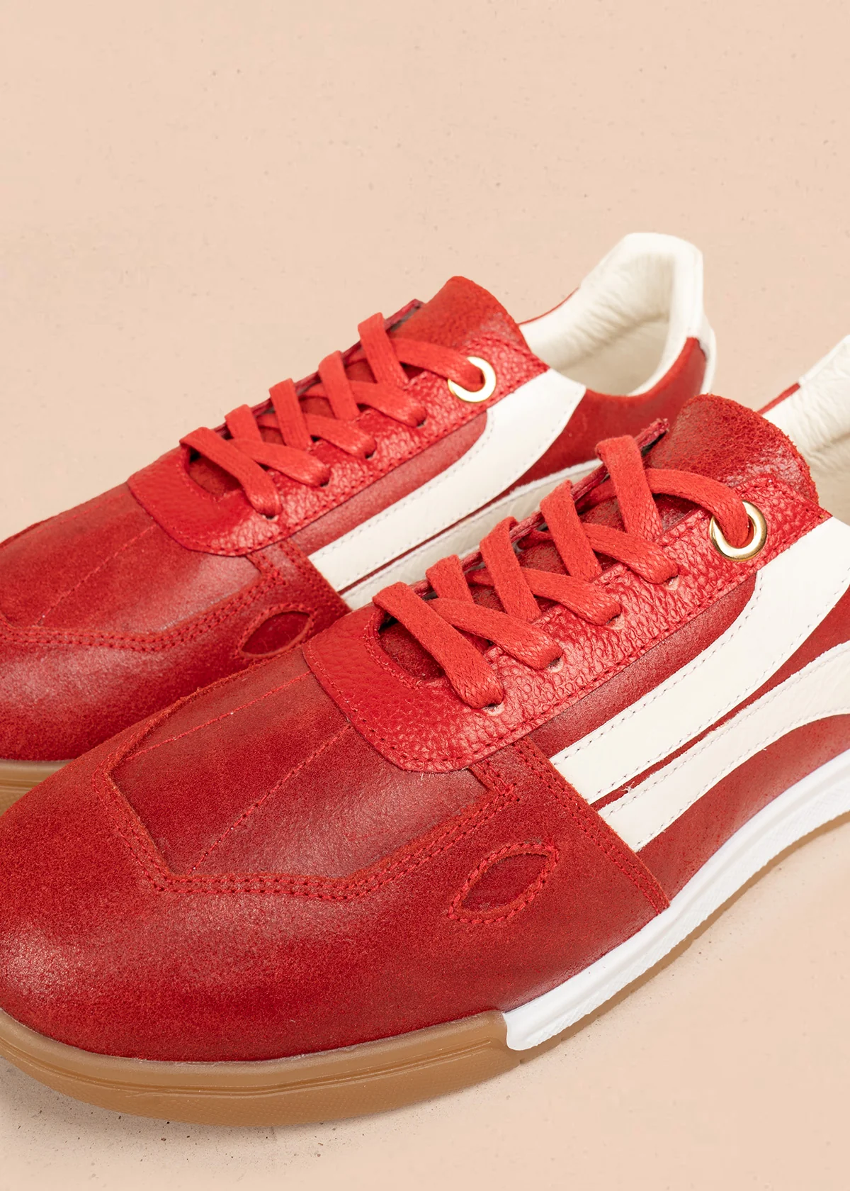 Tenis casuales en cuero color rojo con franja lateral 106478 - Image 6