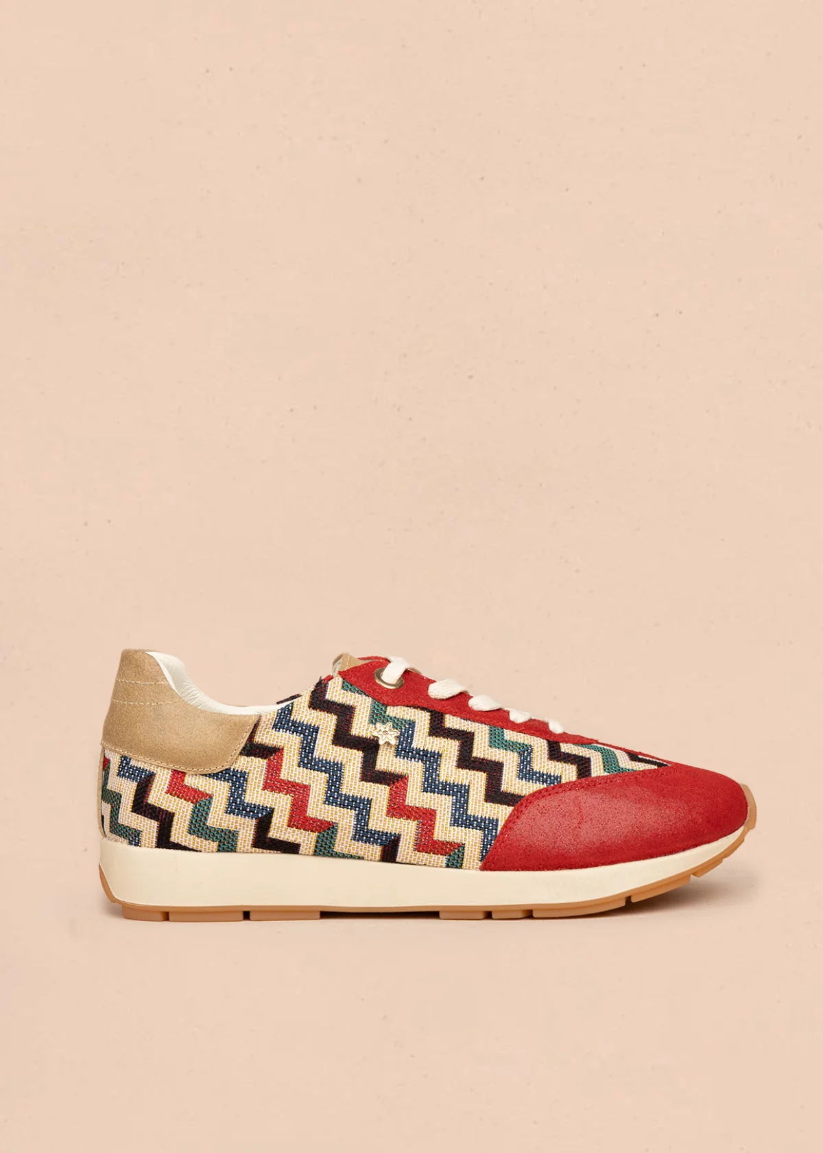Tenis casuales en cuero color rojo con tejido en zigzag multicolor 106480