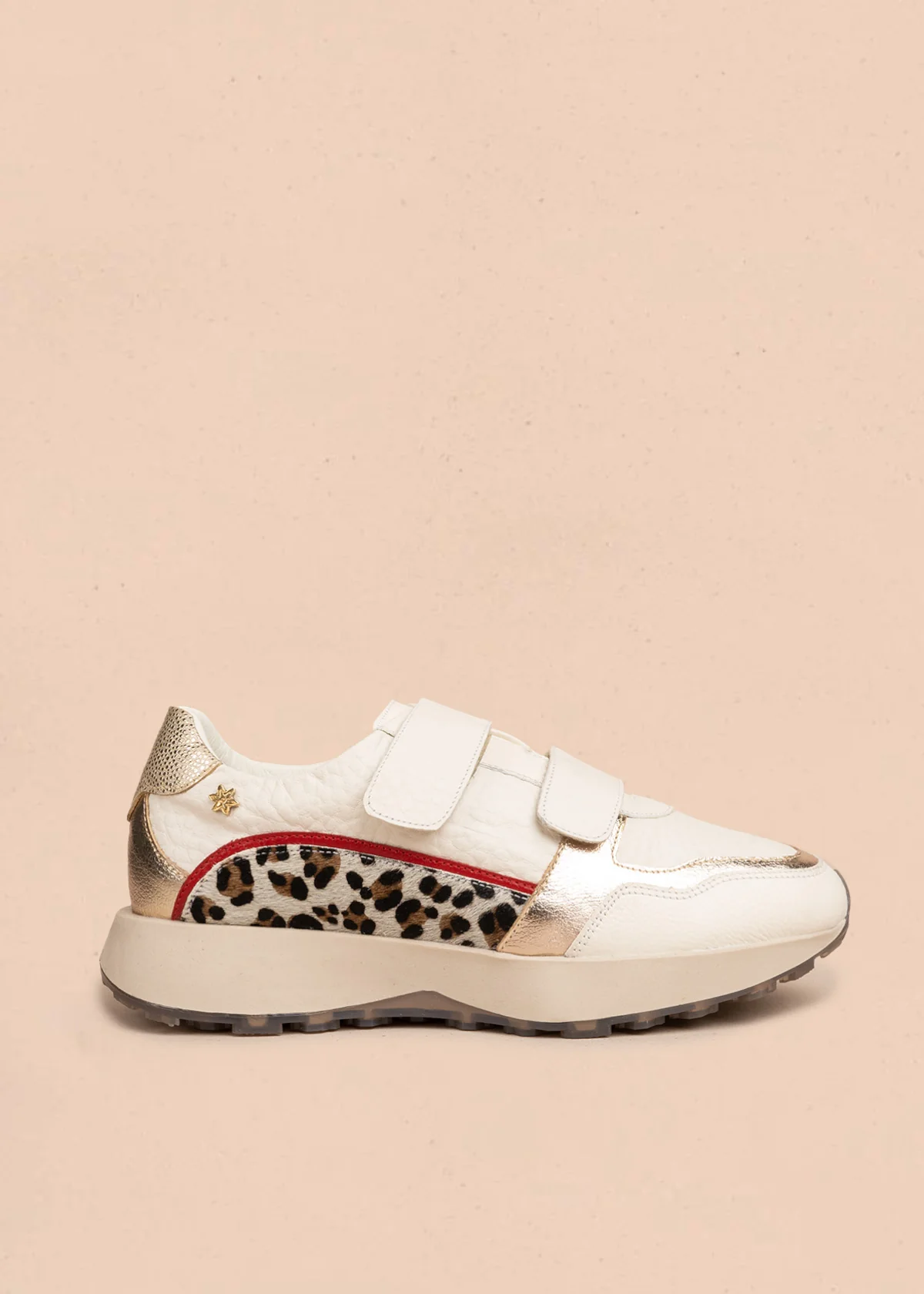 Tenis casuales en cuero color talco con doble velcro y animal print 106486