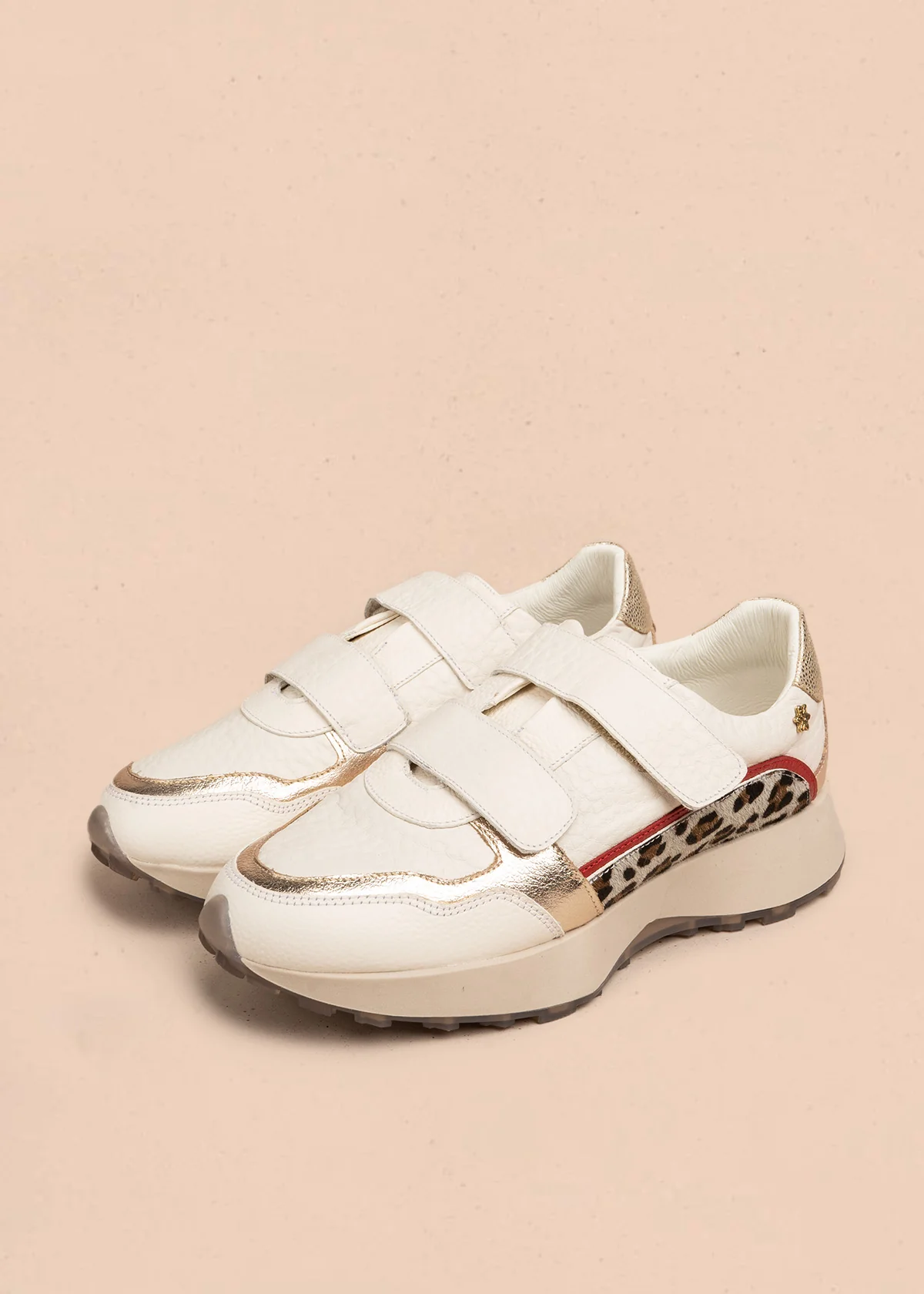 Tenis casuales en cuero color talco con doble velcro y animal print 106486 - Image 2