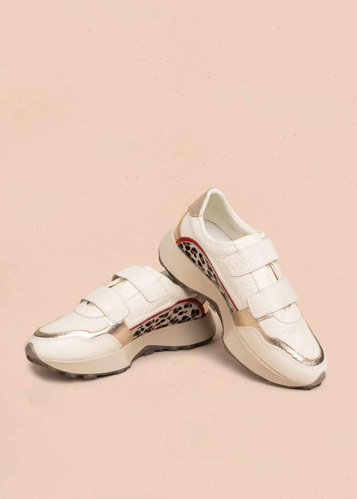 Tenis casuales en cuero color talco con doble velcro y animal print 106486 - Image 3