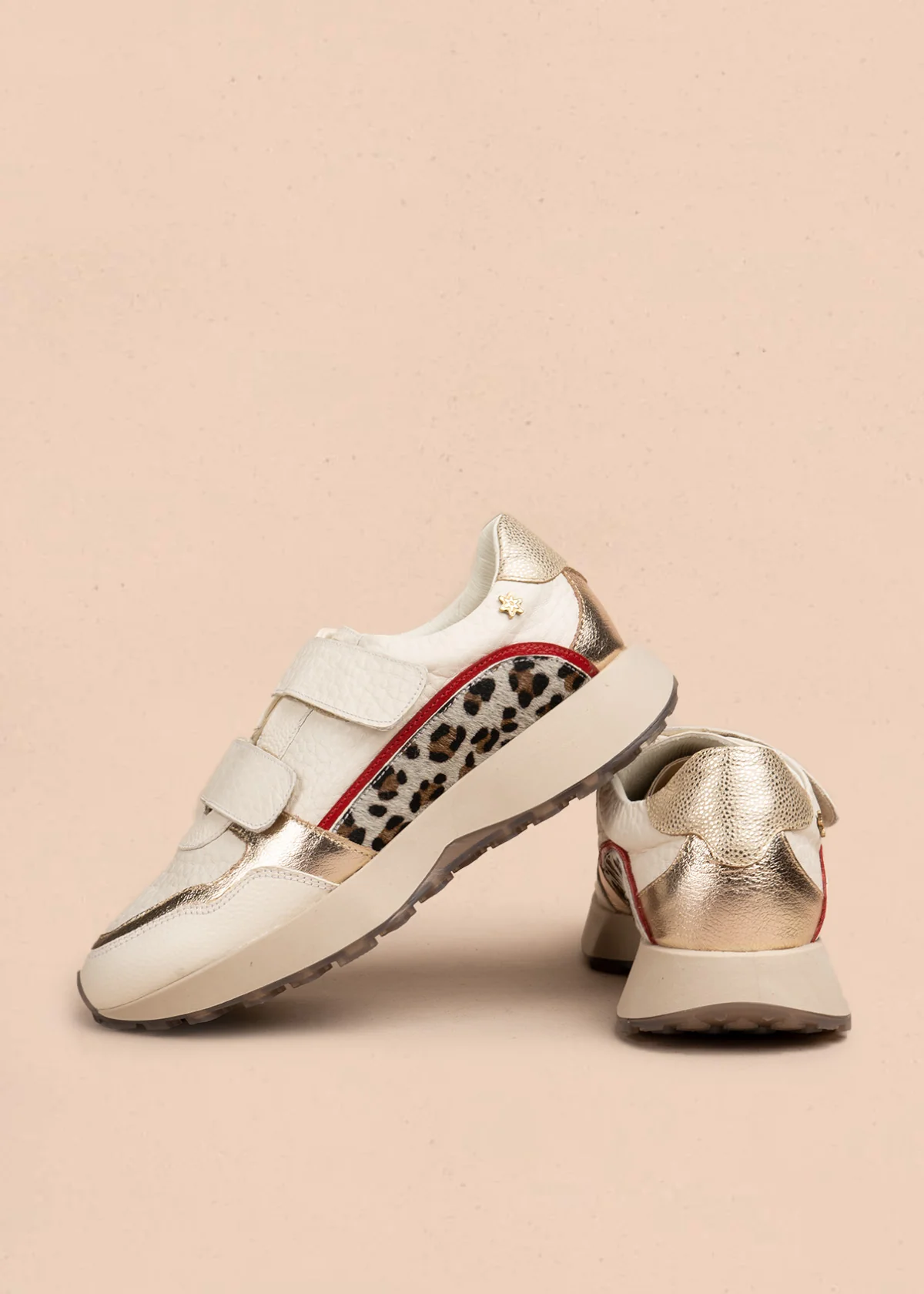 Tenis casuales en cuero color talco con doble velcro y animal print 106486 - Image 4