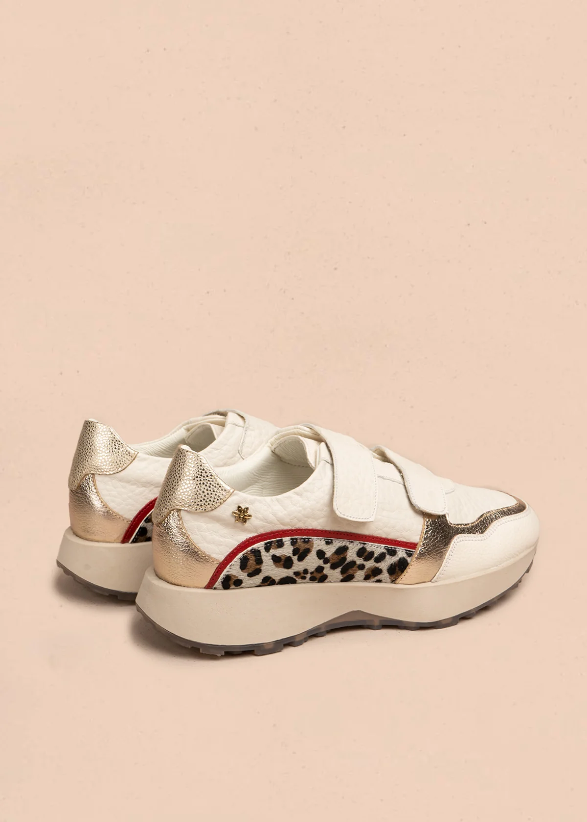 Tenis casuales en cuero color talco con doble velcro y animal print 106486 - Image 5