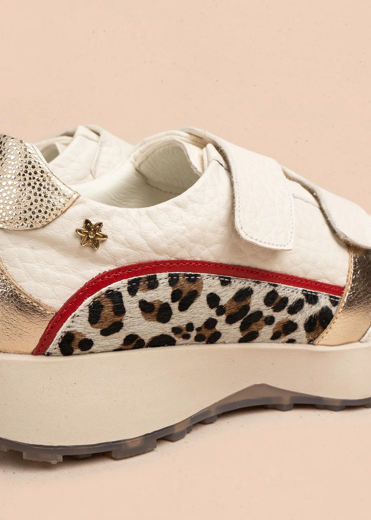 Tenis casuales en cuero color talco con doble velcro y animal print 106486 - Image 6
