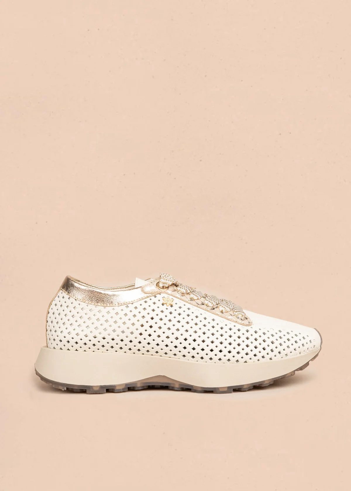 Tenis casuales en cuero color talco con perforaciones geométricas 106489