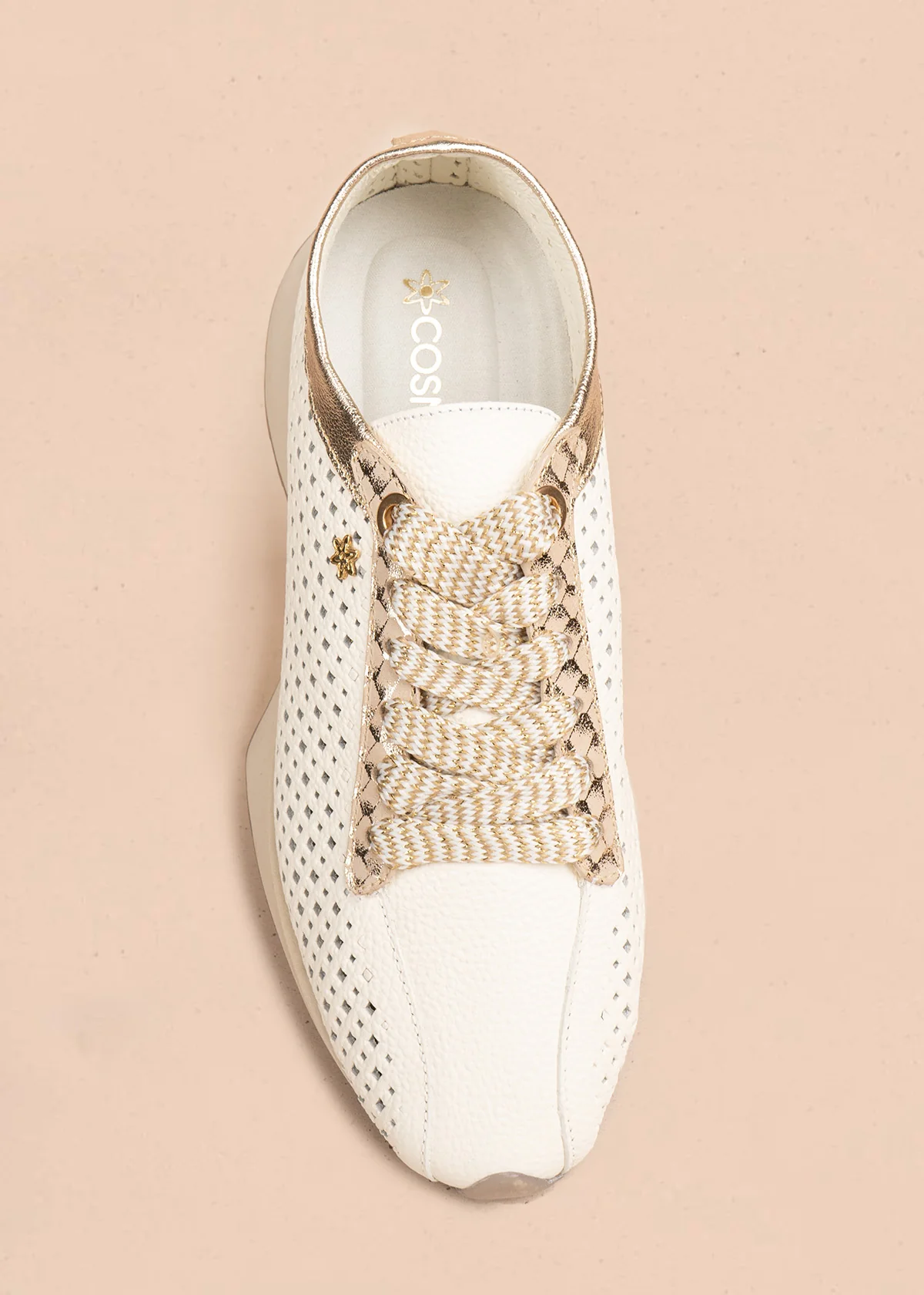 Tenis casuales en cuero color talco con perforaciones geométricas 106489 - Image 3