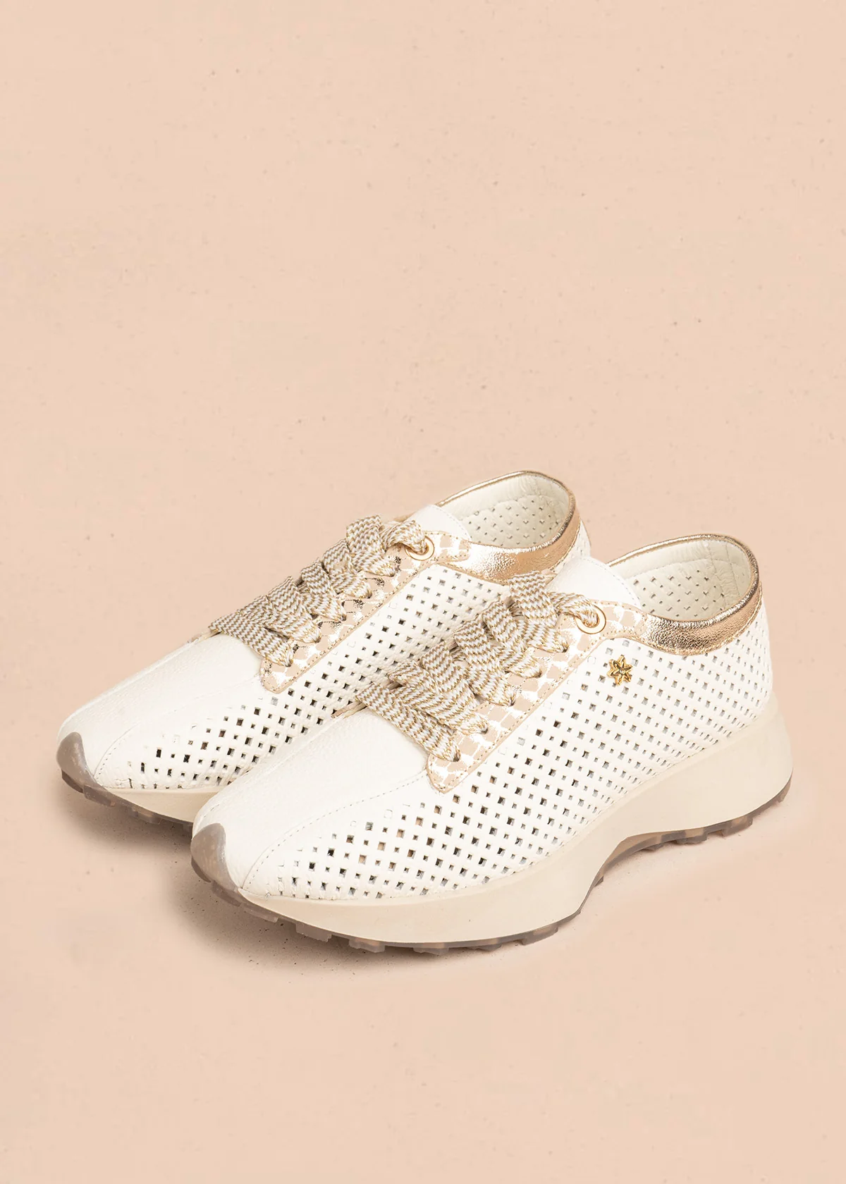 Tenis casuales en cuero color talco con perforaciones geométricas 106489 - Image 4