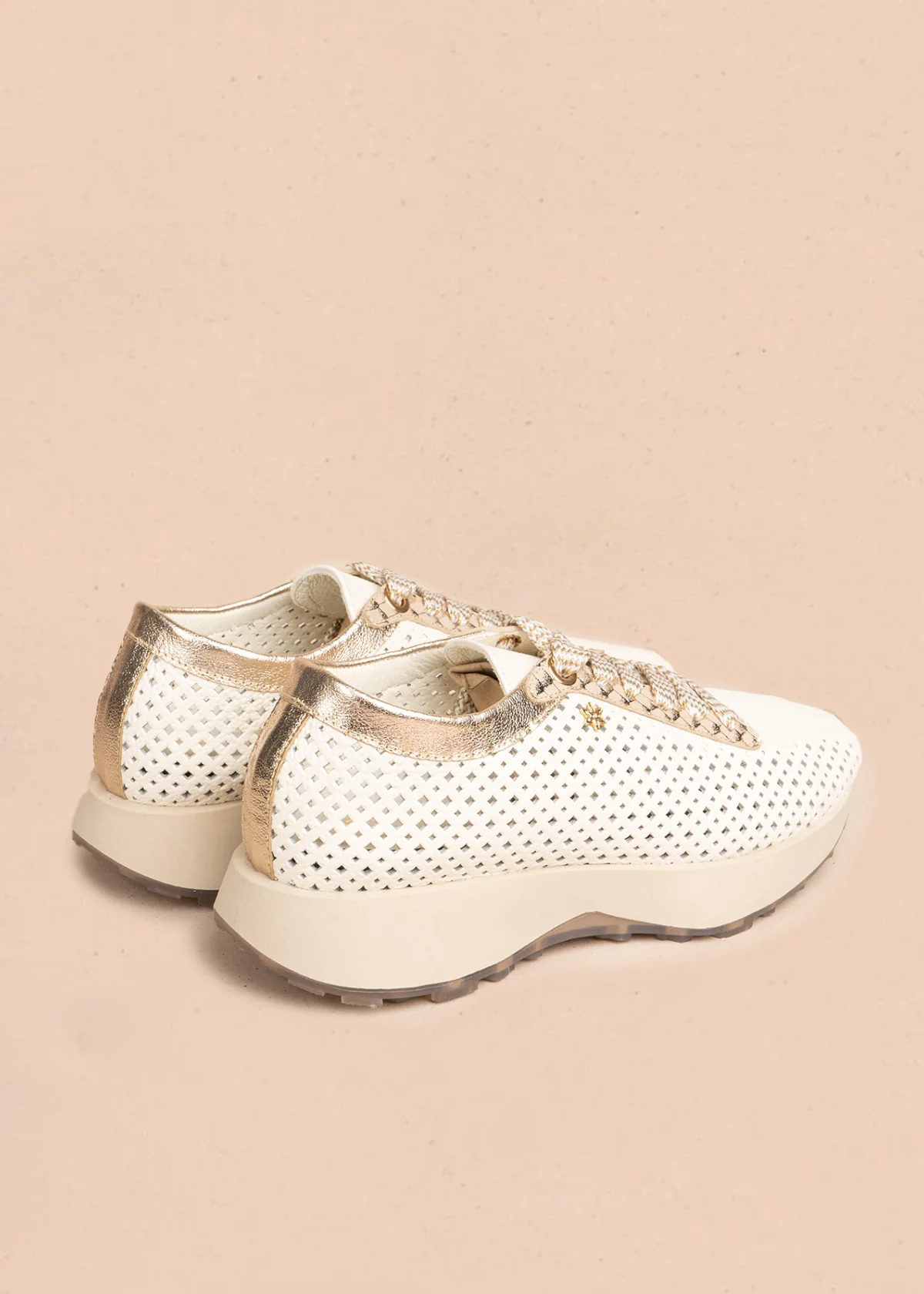 Tenis casuales en cuero color talco con perforaciones geométricas 106489 - Image 6