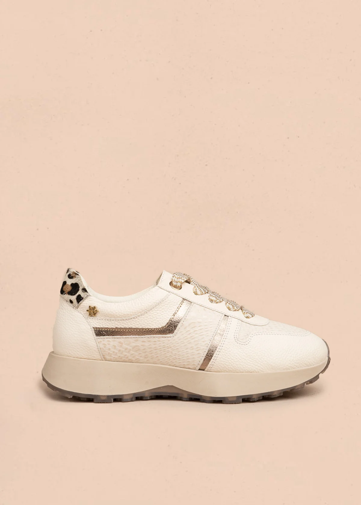 Tenis casuales en cuero color talco con animal print y cordones metálicos 106494