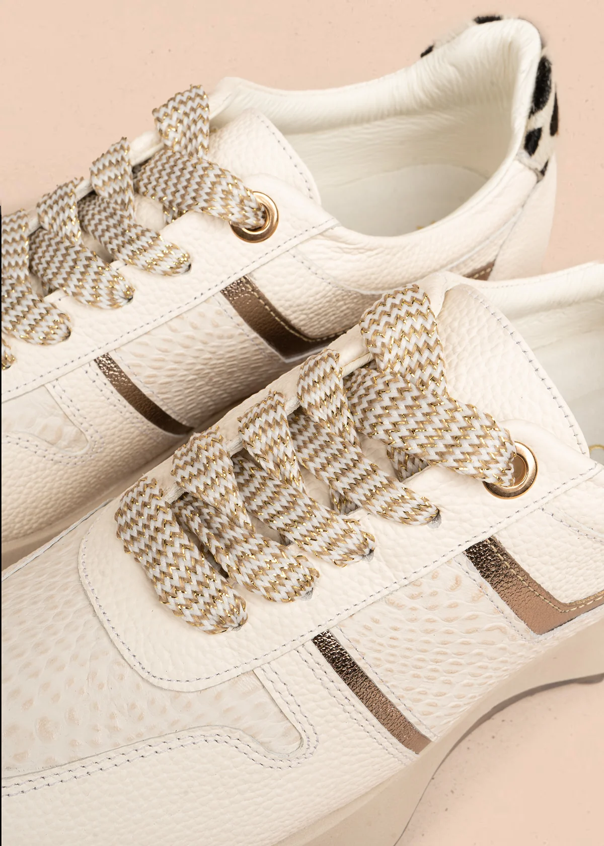 Tenis casuales en cuero color talco con animal print y cordones metálicos 106494 - Image 3