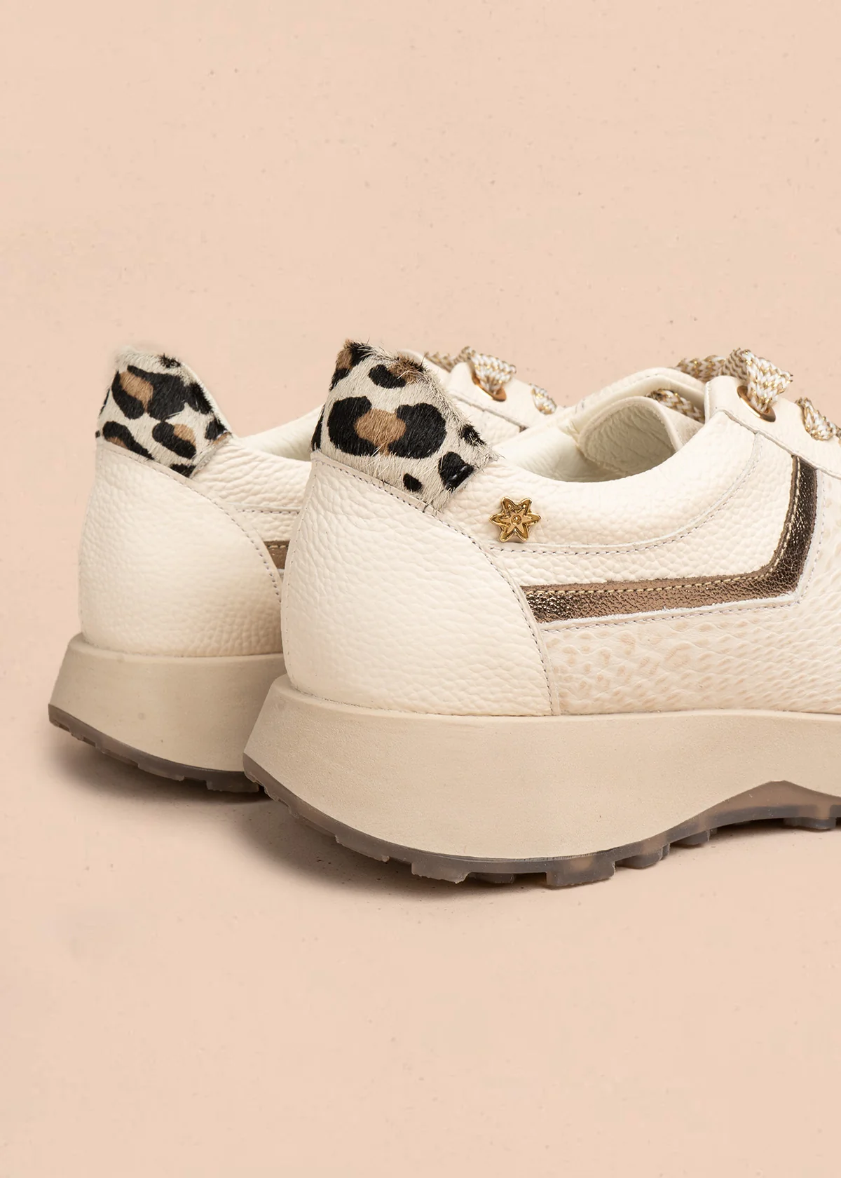 Tenis casuales en cuero color talco con animal print y cordones metálicos 106494 - Image 5