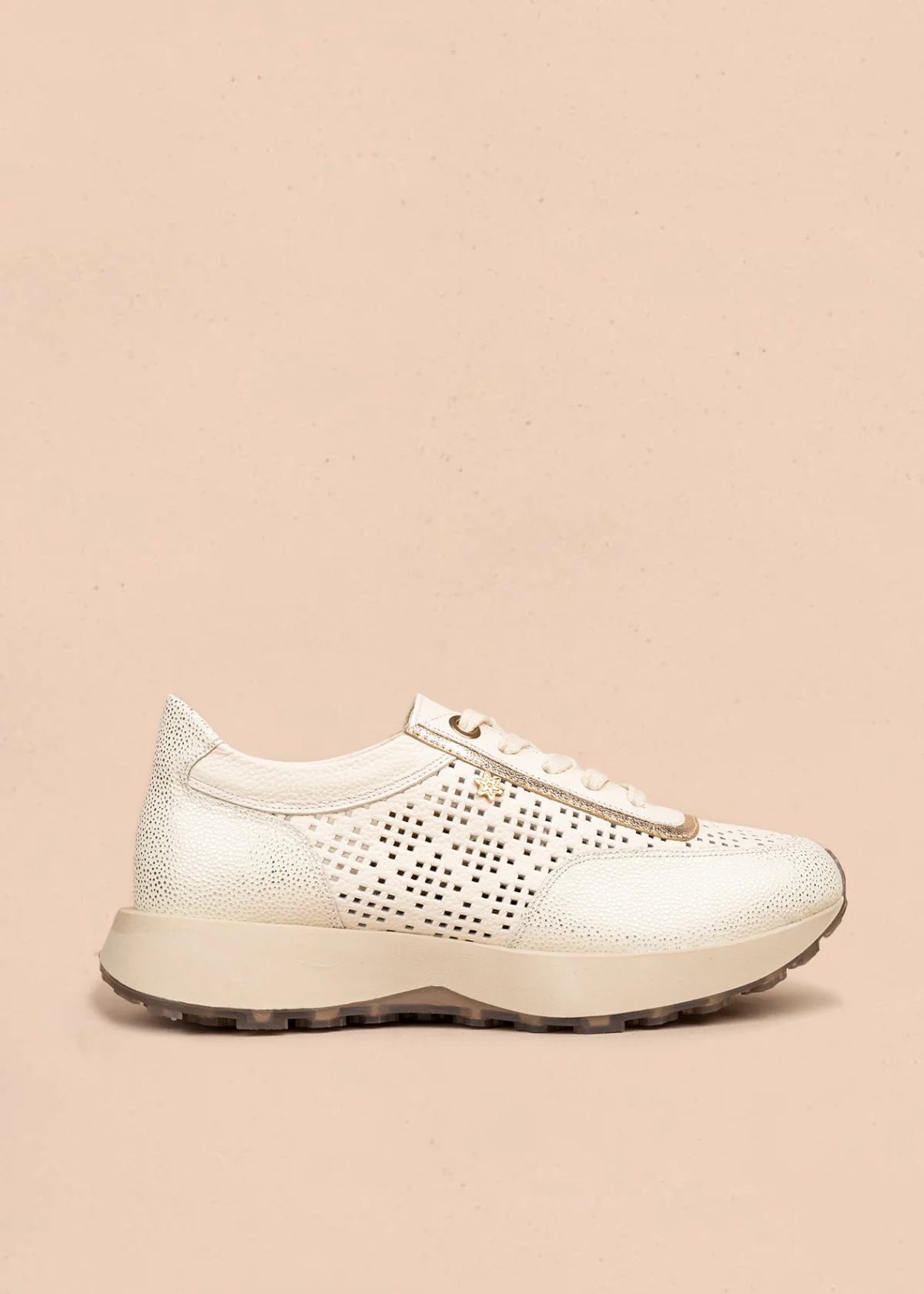 Tenis casuales en cuero color talco con perforaciones 106495