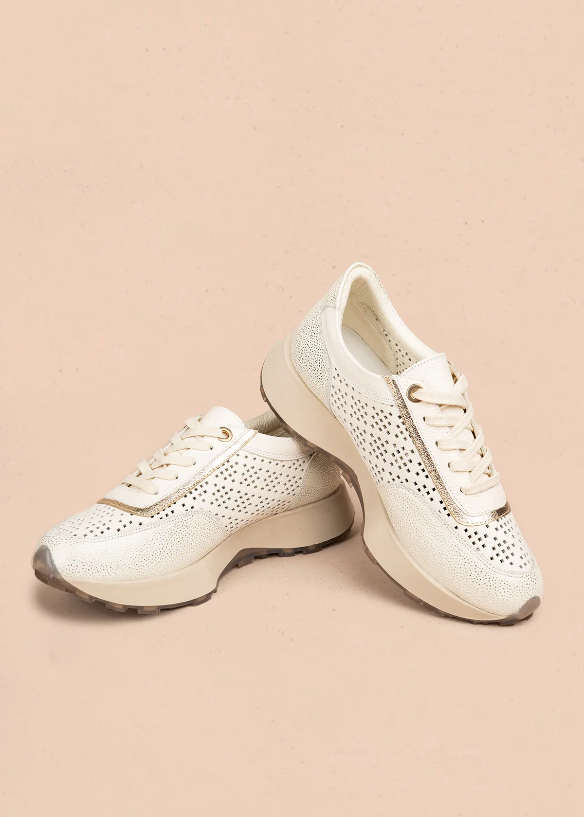 Tenis casuales en cuero color talco con perforaciones 106495 - Image 2