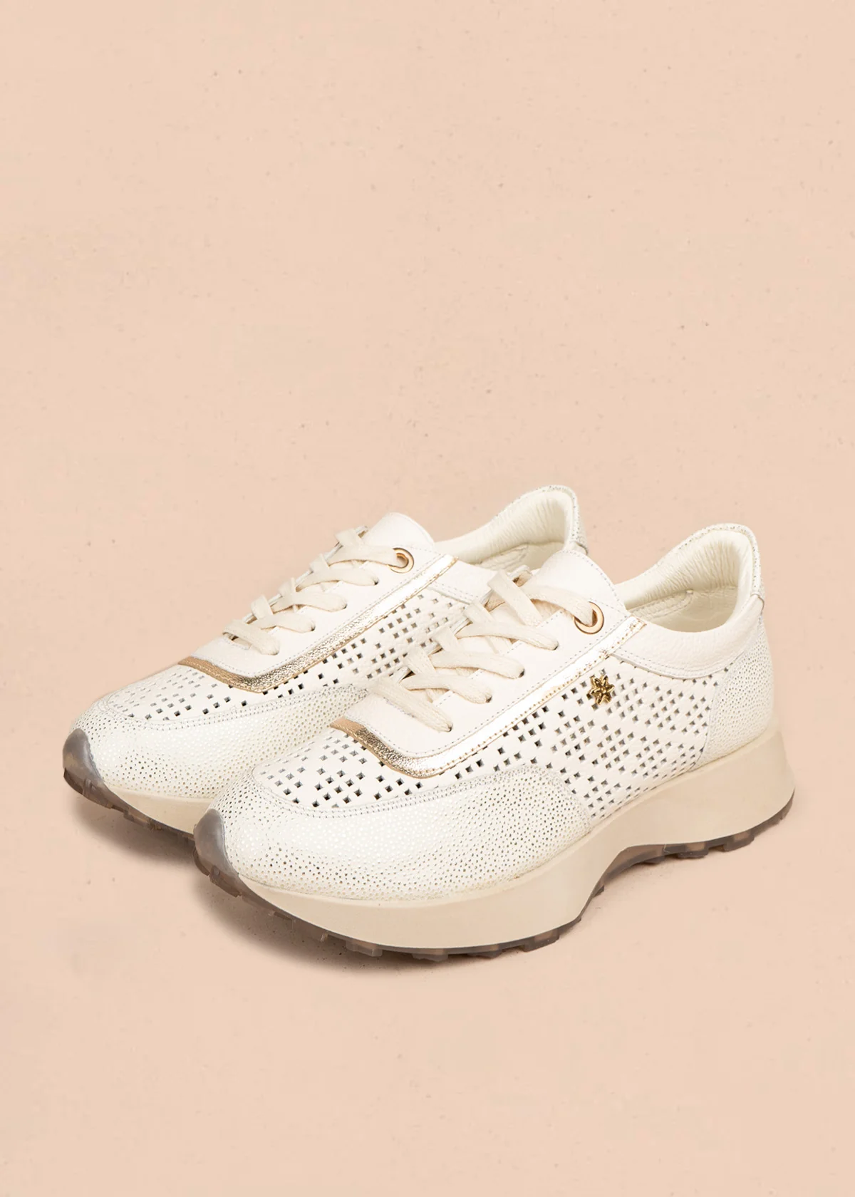 Tenis casuales en cuero color talco con perforaciones 106495 - Image 3
