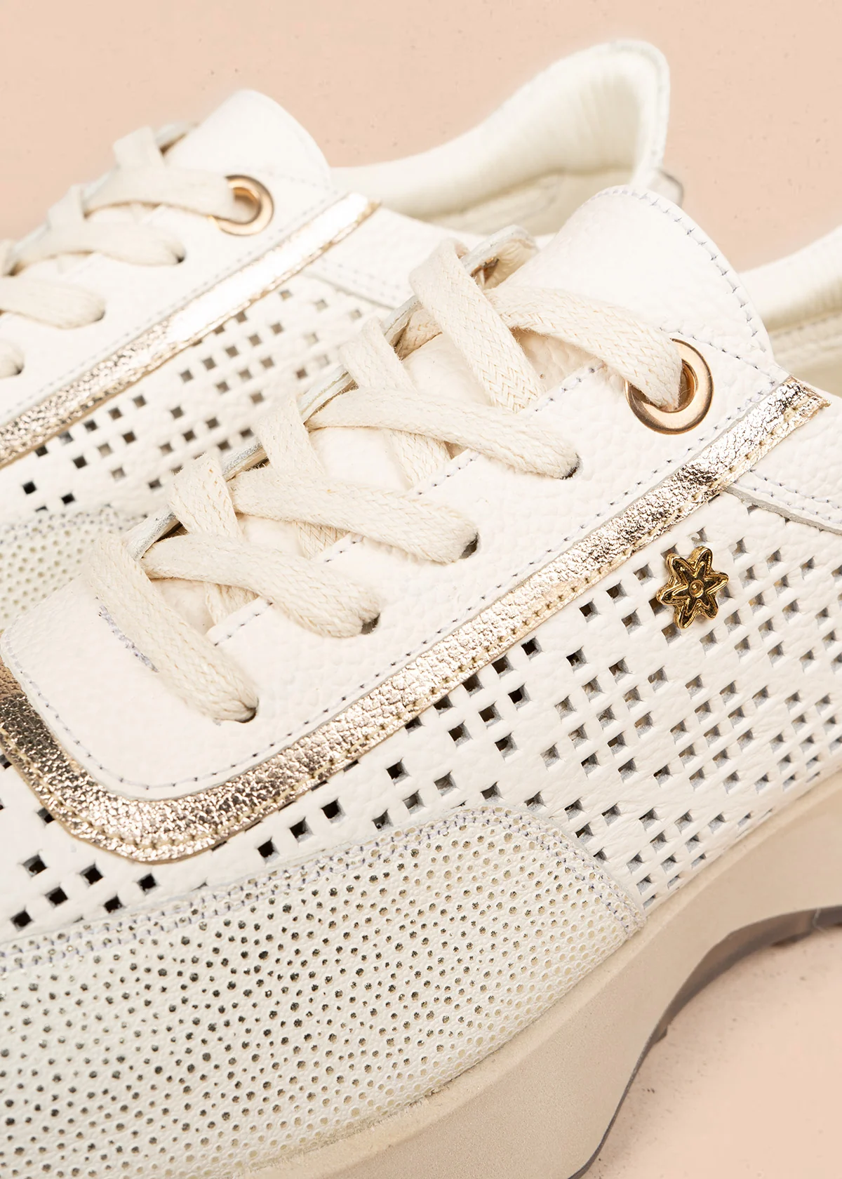 Tenis casuales en cuero color talco con perforaciones 106495 - Image 4