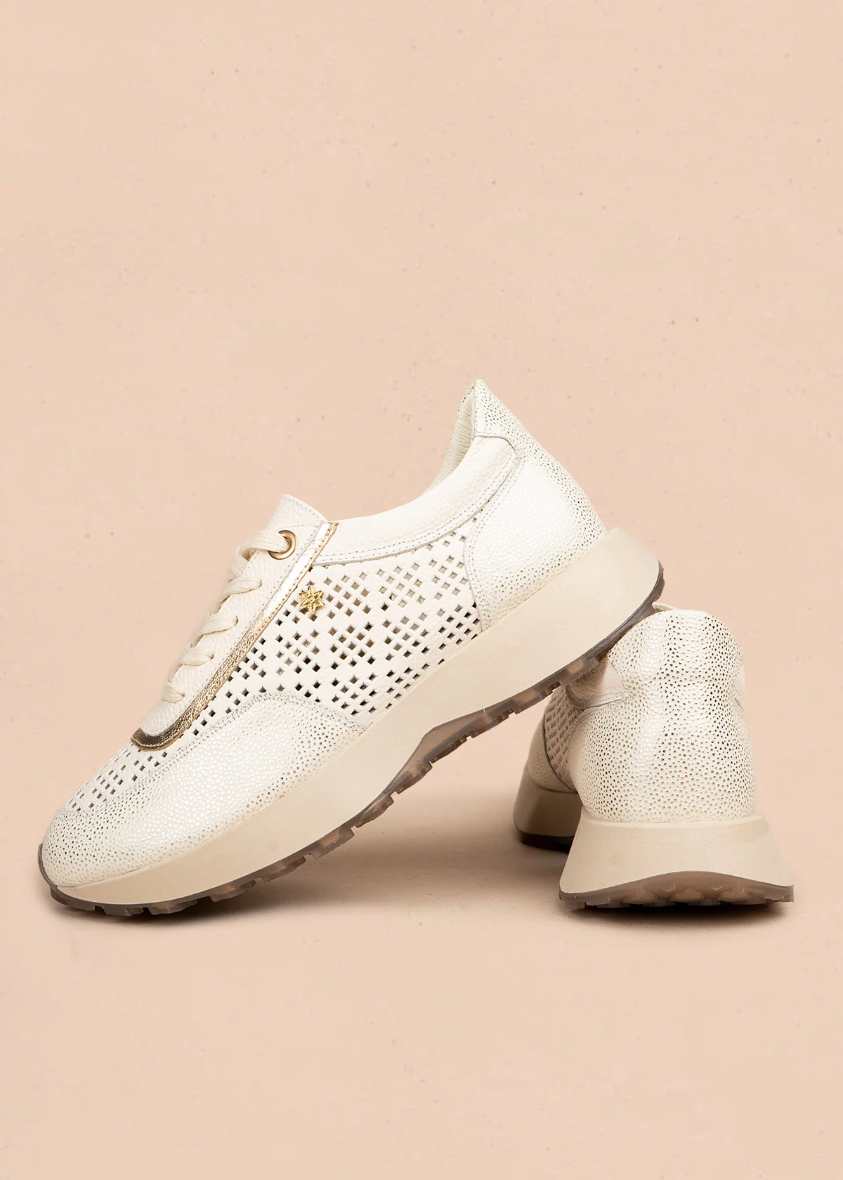 Tenis casuales en cuero color talco con perforaciones 106495 - Image 5