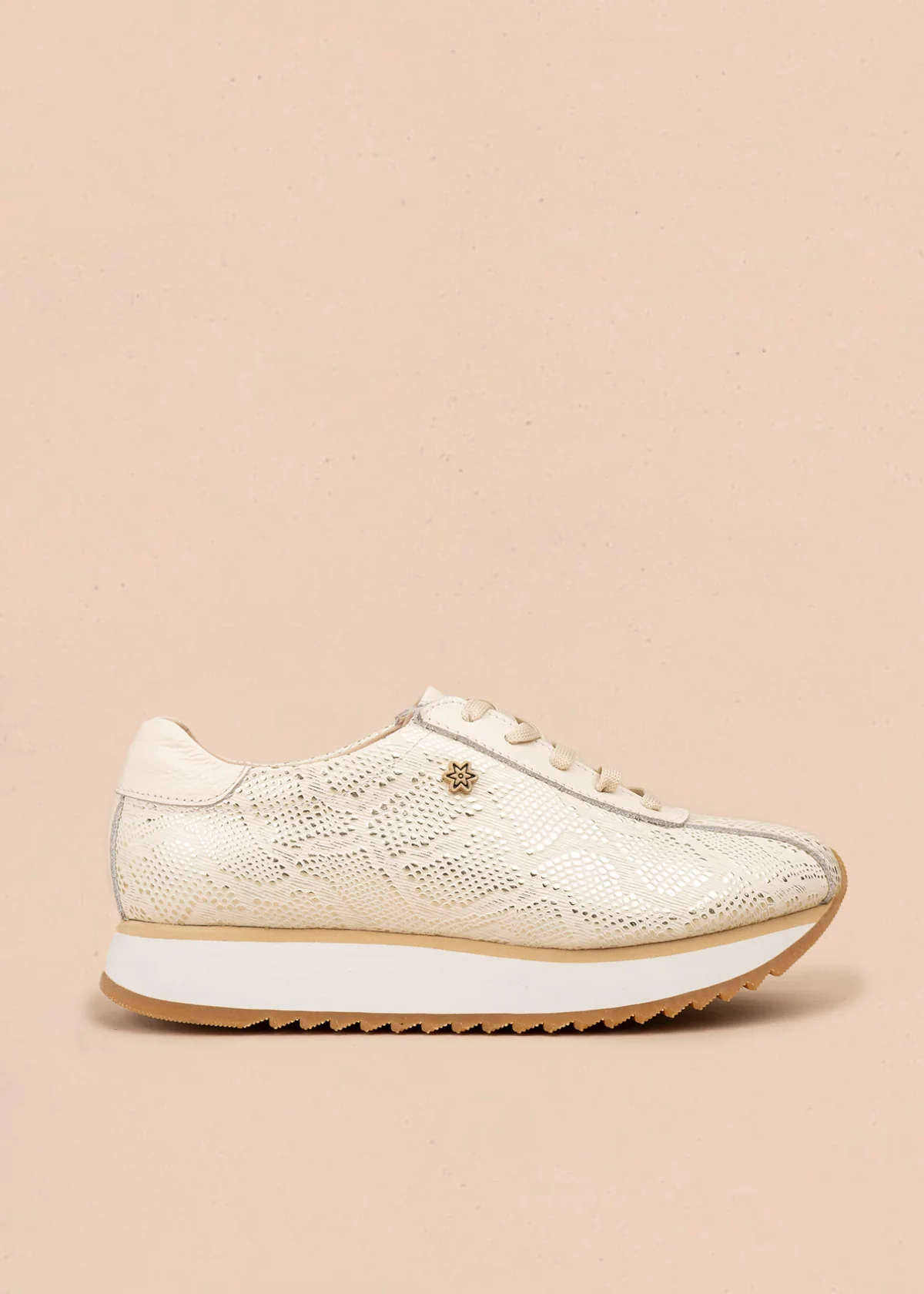 Tenis casuales en cuero color talco con textura tipo pitón 106587