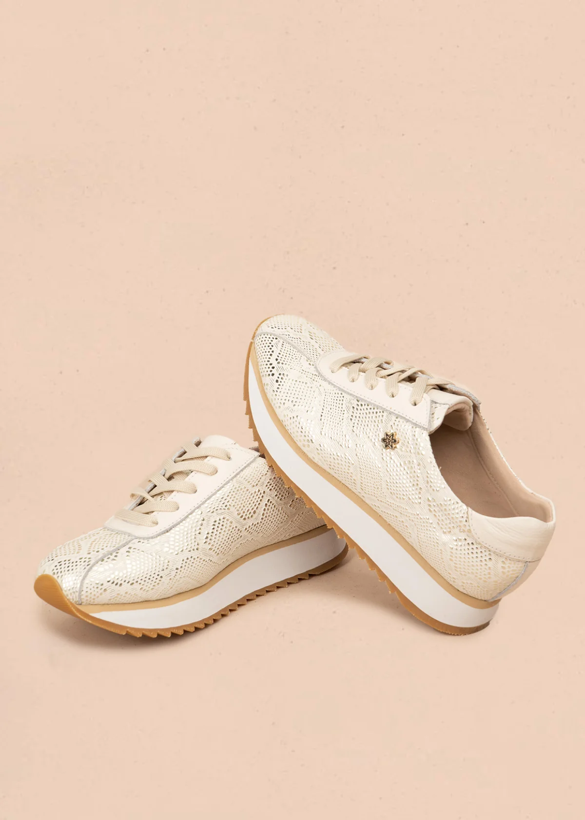 Tenis casuales en cuero color talco con textura tipo pitón 106587 - Image 2