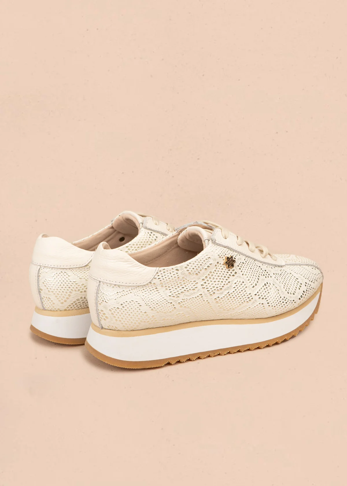 Tenis casuales en cuero color talco con textura tipo pitón 106587 - Image 5