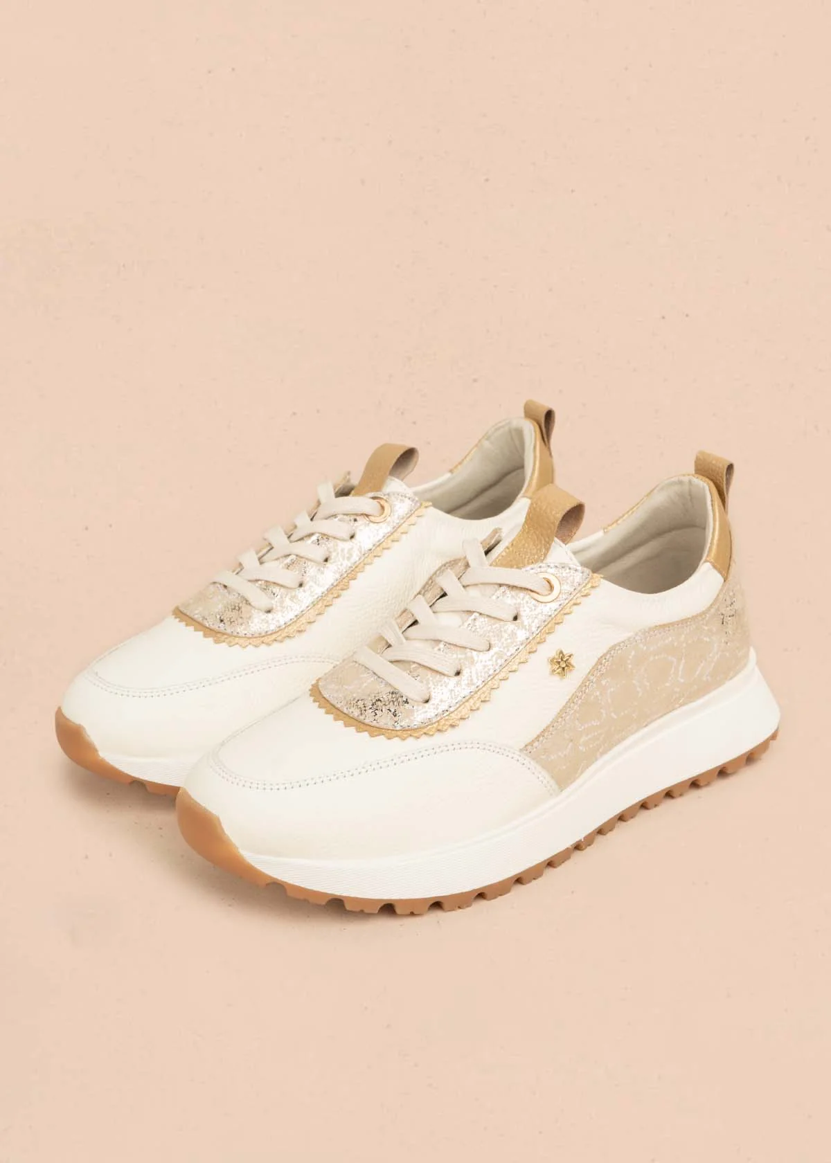 Tenis casuales en cuero color talco con detalles en dorado 106023 - Image 3