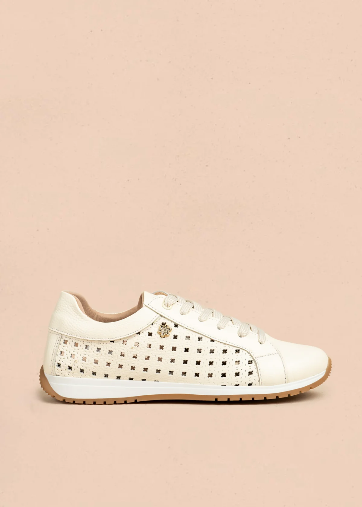 Tenis casuales de cuero color talco con perforaciones 106549