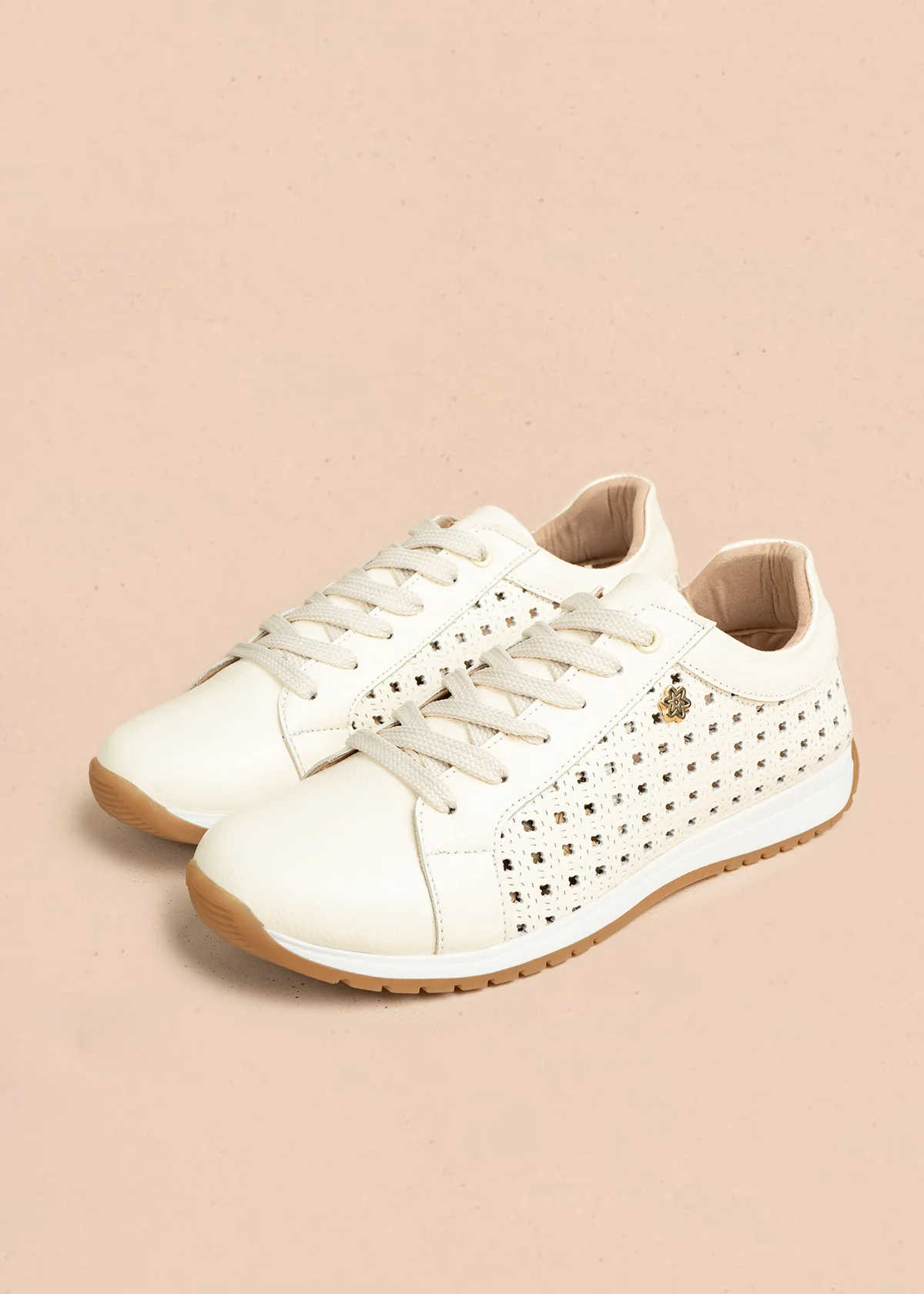 Tenis casuales de cuero color talco con perforaciones 106549 - Image 4