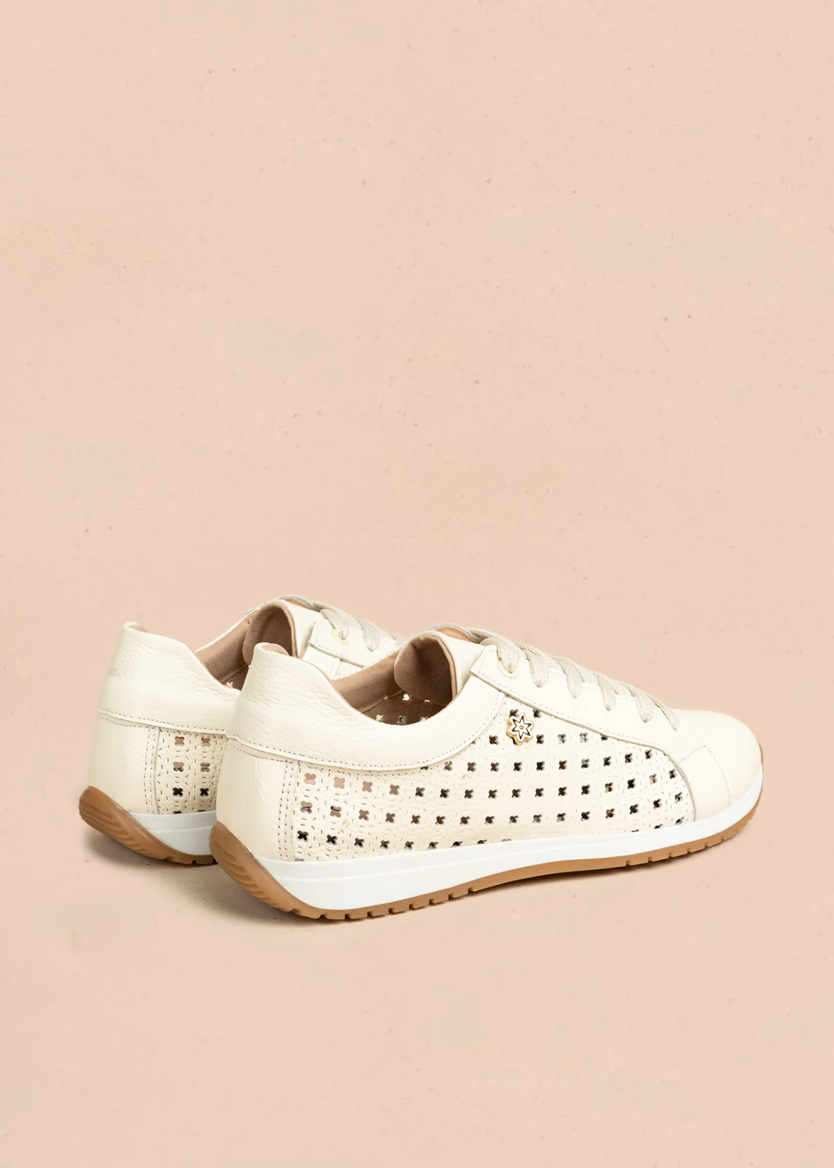 Tenis casuales de cuero color talco con perforaciones 106549 - Image 5