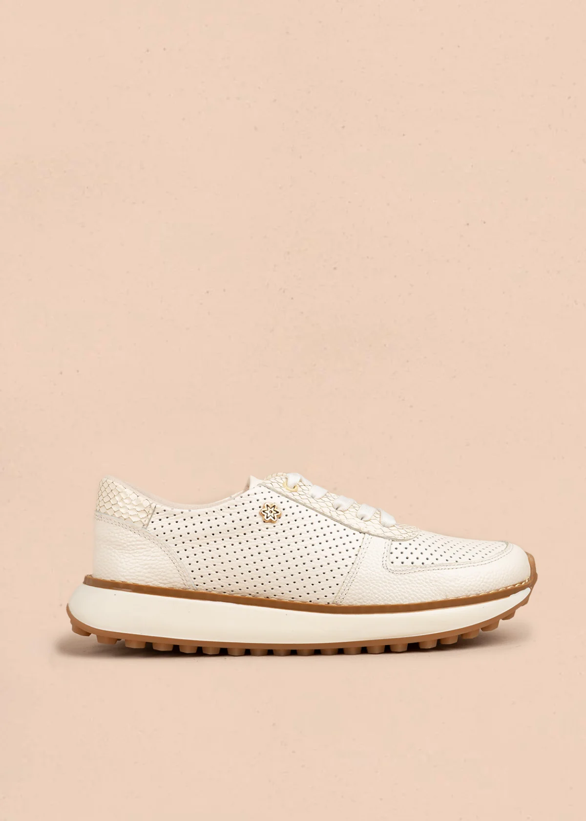 Tenis casuales de cuero color talco con microperforaciones 106554